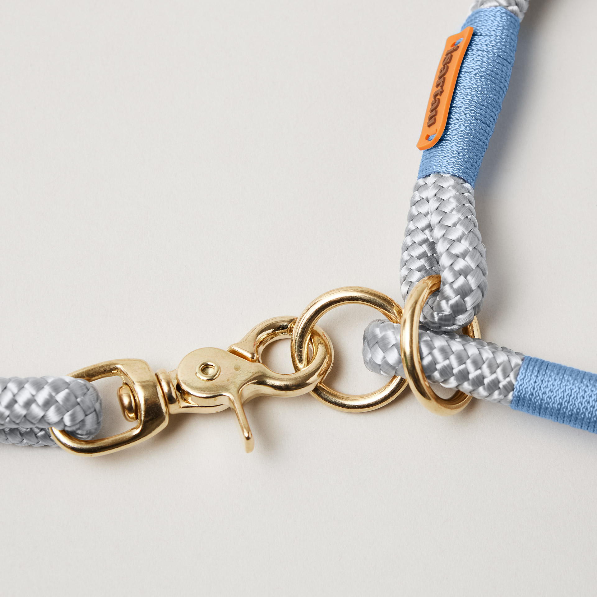 Detail Zugstopp Halsband Pebble Stone Hellblau mit Messing-Beschlägen und passender Tauleine, hellgraues Tau mit hellblauer Takelung