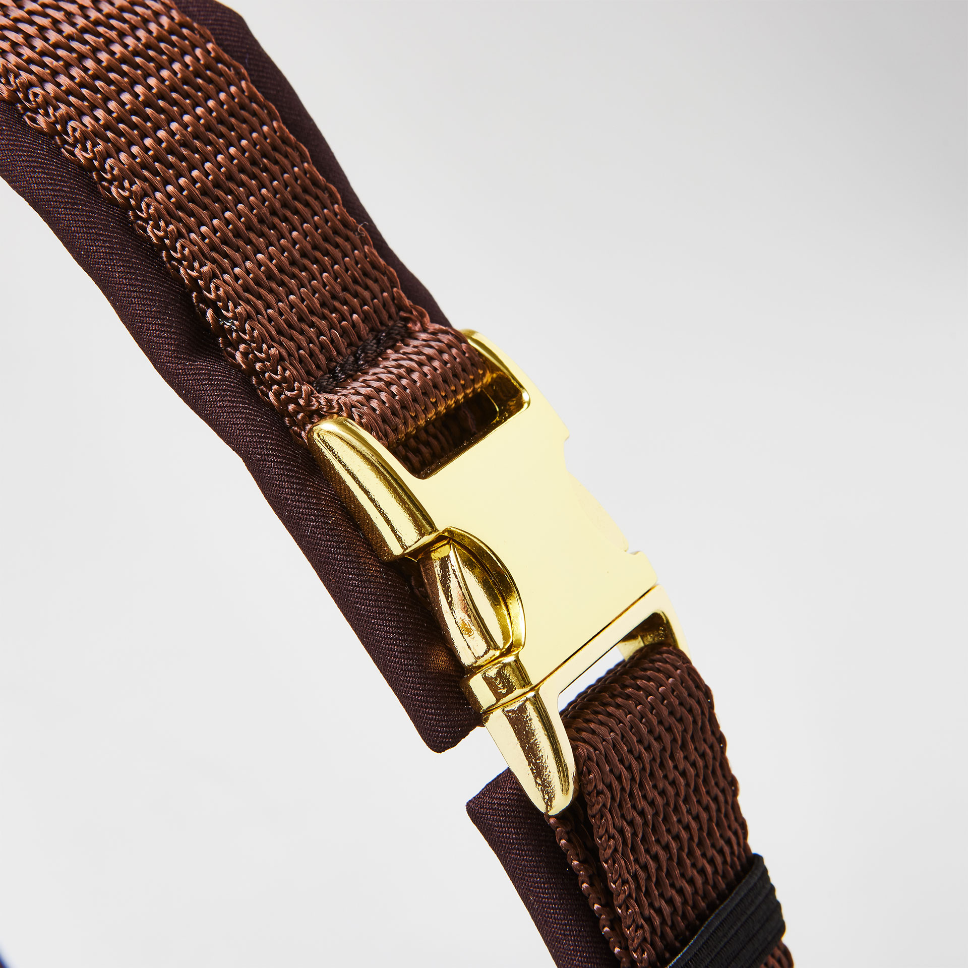 Verstellbare goldfarbene Steckschließe am Bauchgurt, dunkelbraunes Hundegeschirr