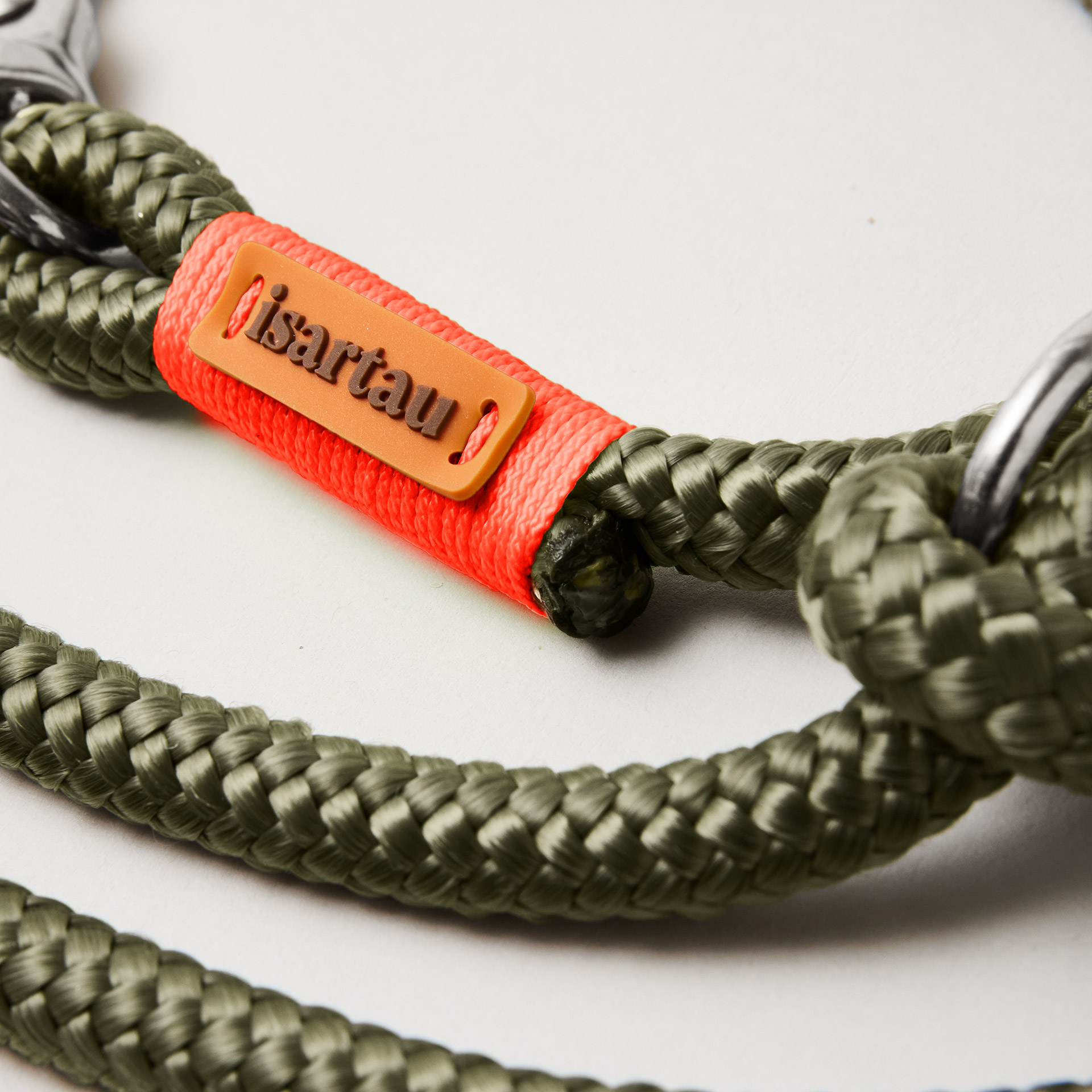 isartau Logo, Detailaufnahme an Tauleine Olive Grove Neonorange