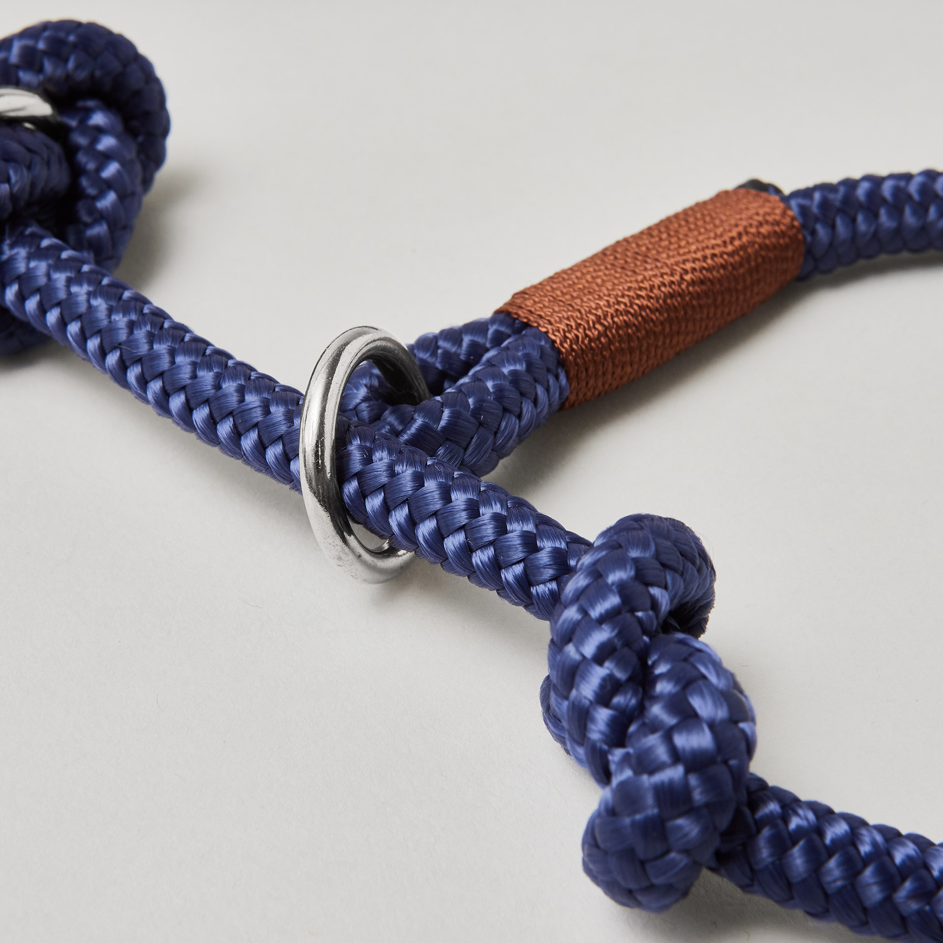 Detail Tauretrieverleine Indigo Sea Kastanie mit verstellbaren Knoten für Hals- und Kopfumfang, silberne Karabiner, dunkelblaues Tau mit brauner Takelung