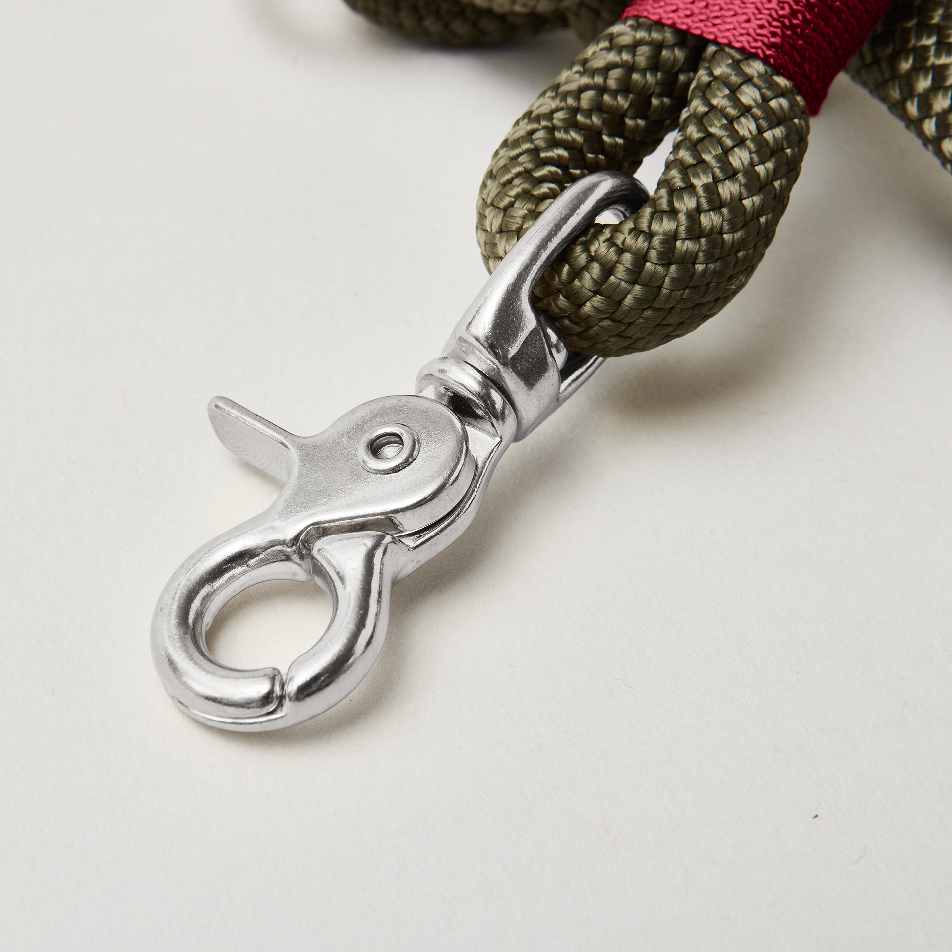 olivfarbenes Kletterseil mit burgunderfarbener Takelung, Fokus auf silberfarbenen Scherenkarabiner