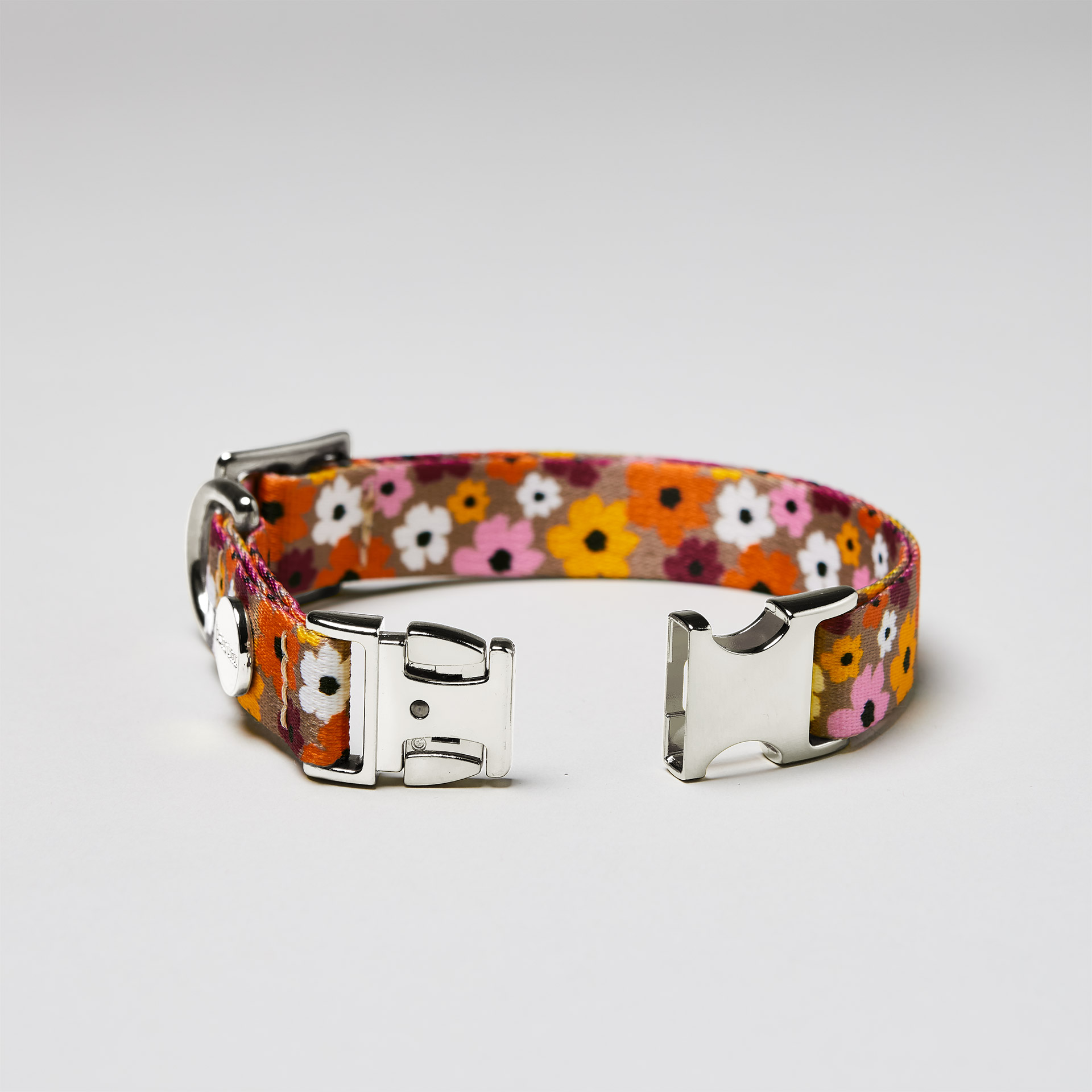 Detailaufnahme verstellbares Hundehalsband „Blumenmeer“ mit offener silberfarbener Steckschließe, romantischer Blumenprint.