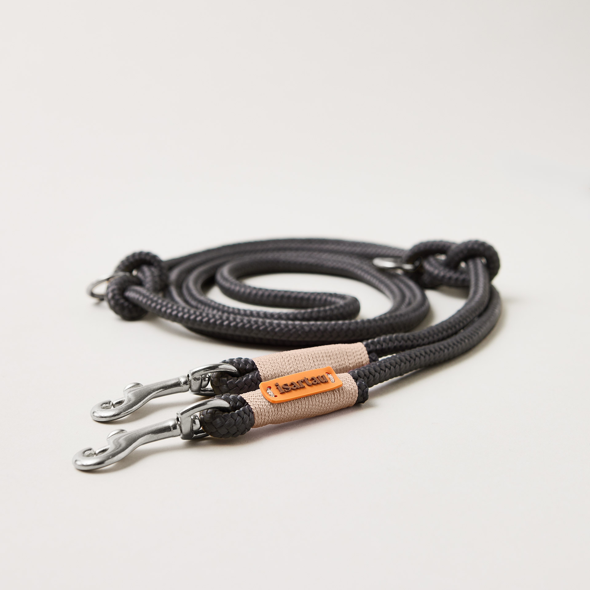 Hundeleine aus Tau Heavens Rock Beige 8 mm verstellbar mit leichten silberfarbenen Karabinern, dunkelgraues Tau mit beiger Takelung, flexibel Längenverstellbar