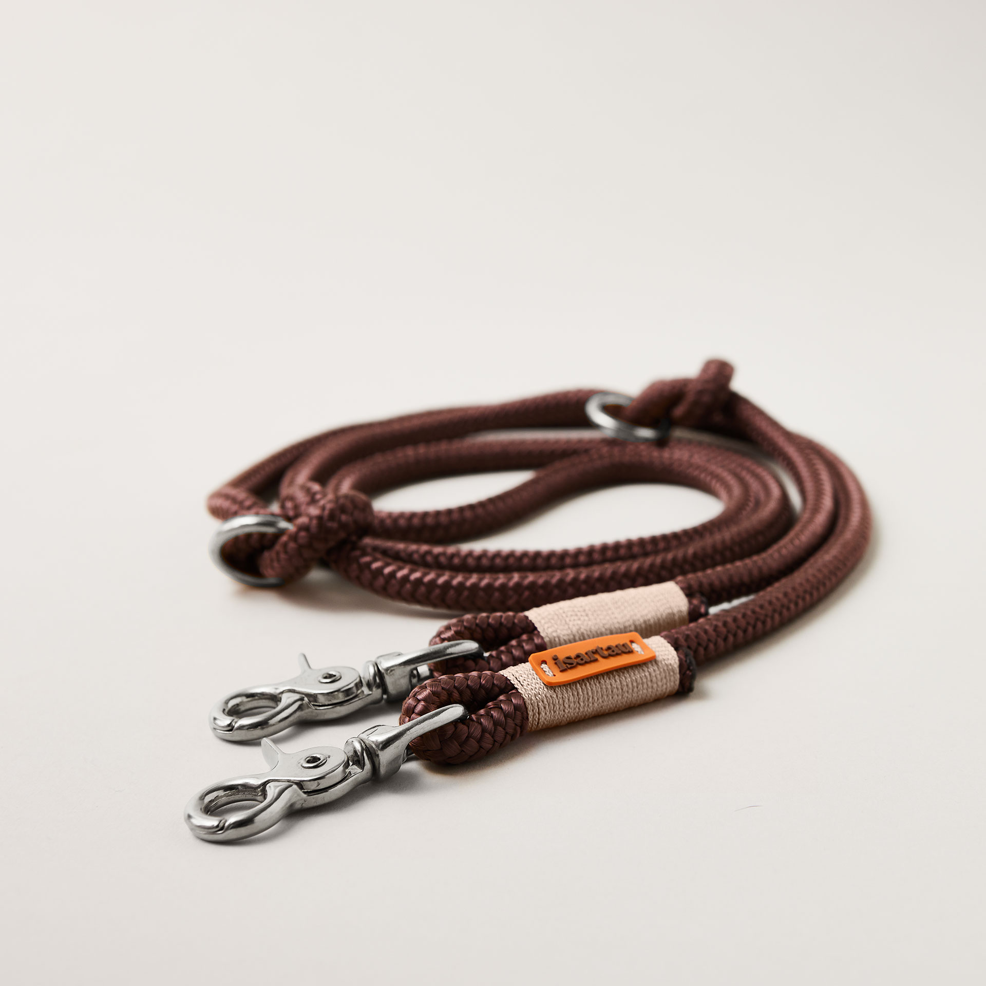 Hundeleine aus Tau Classy Chestnut Beige 10 mm verstellbar mit silberfarbenen Karabinern, braunes Tau mit beiger Takelung, Längenverstellbar über Knoten