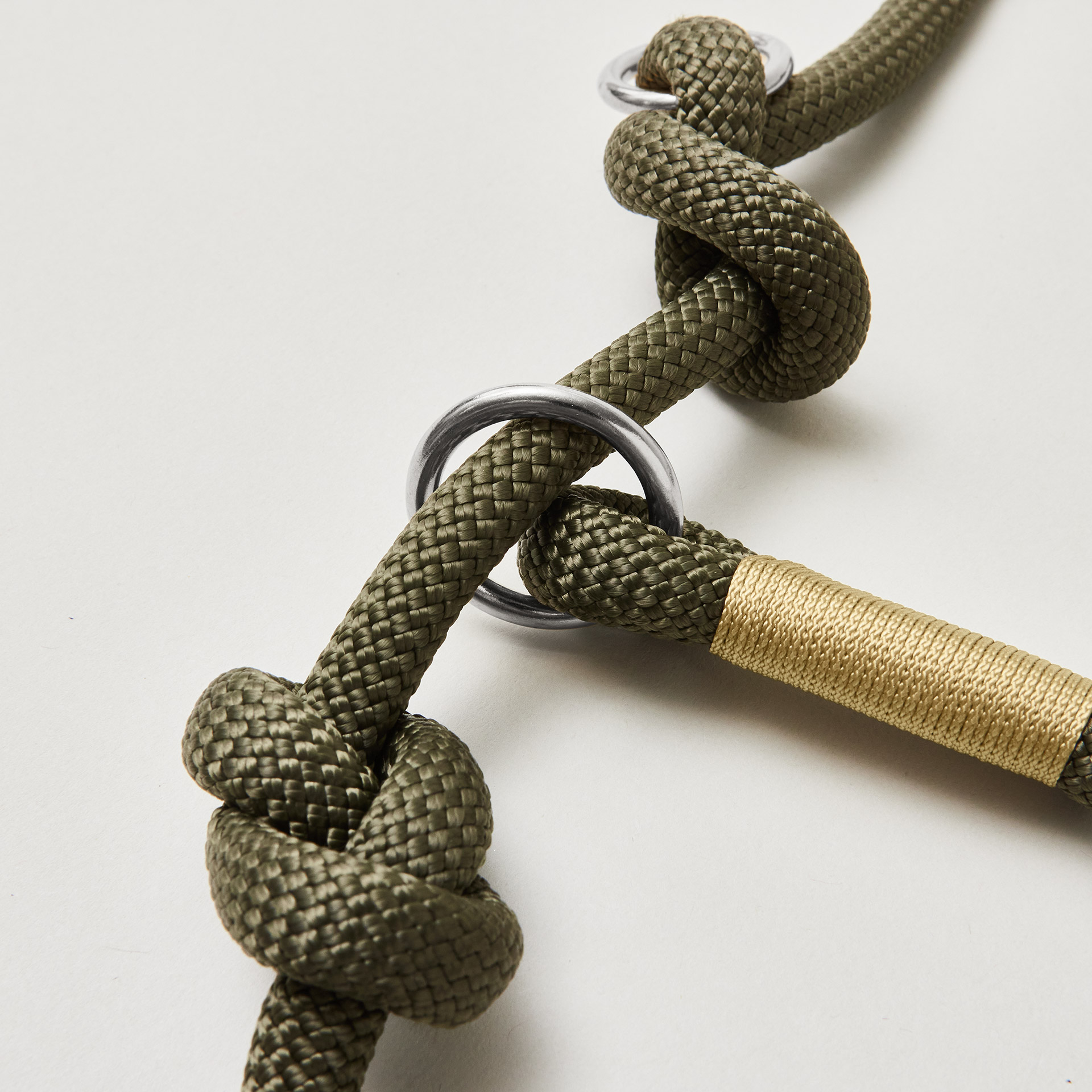 Detail Retrieverleine Olive Grove Gold mit verstellbaren Knoten für Hals- und Kopfumfang, olivgrünes Kletterseil mit goldfarbener Takelung