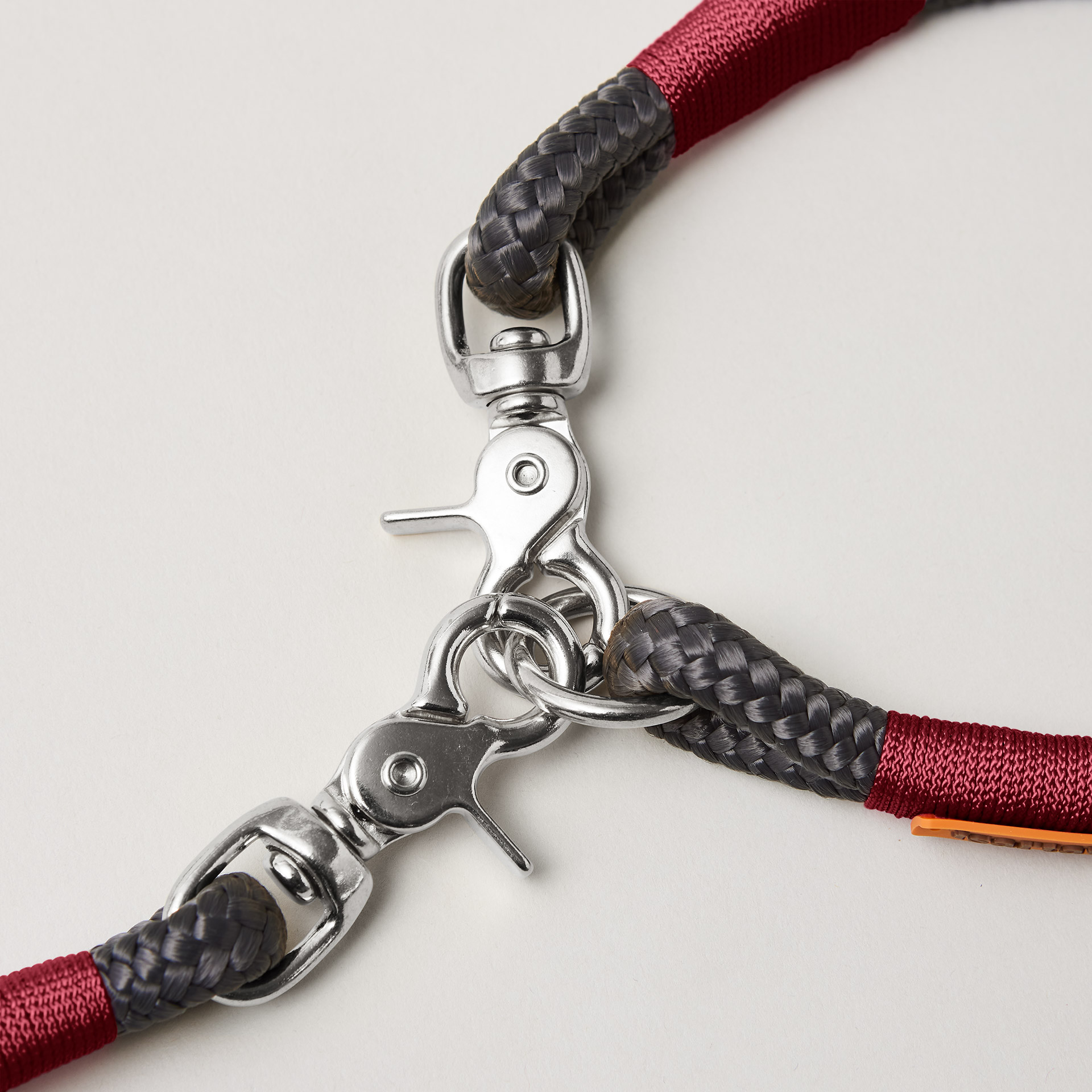 Detail Tauhalsband und Tauleine, Farbe Heavens Rock Burgunder mit silbernen Karabinern und Ringen, dunkelgraues Tau mit weinroter Takelung