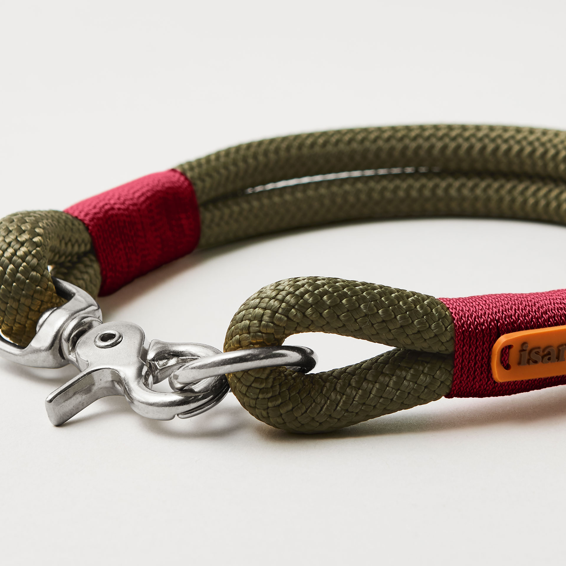 Detail Ring und Scherenkarabiner am Modell Feste Halsung Olive Grove Burgunder mit silbernen Beschlägen, olivfarbenes Kletterseil mit weinroter Takelung