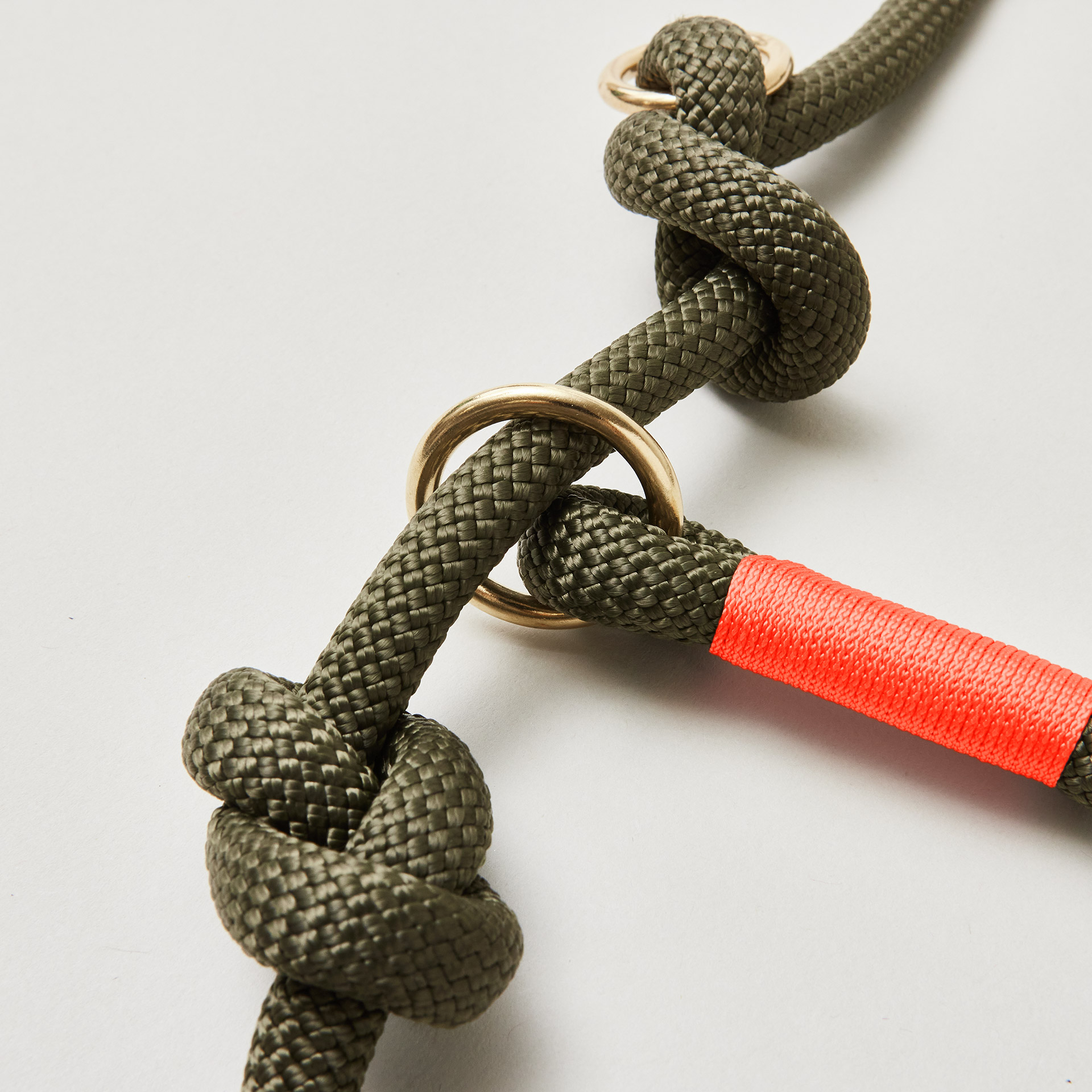 Detail Retrieverleine Olive Grove Neonorange mit verstellbaren Knoten für Hals- und Kopfumfang, Messing, olivfarbenes Kletterseil mit neonoranger Takelung