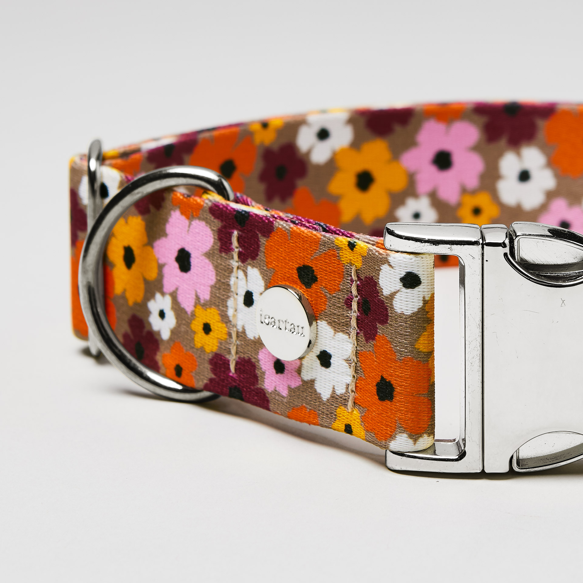 Nahaufnahme verstellbares Hundehalsband „Blumenmeer“ silberfarben, Gurtband mit floralem Muster.