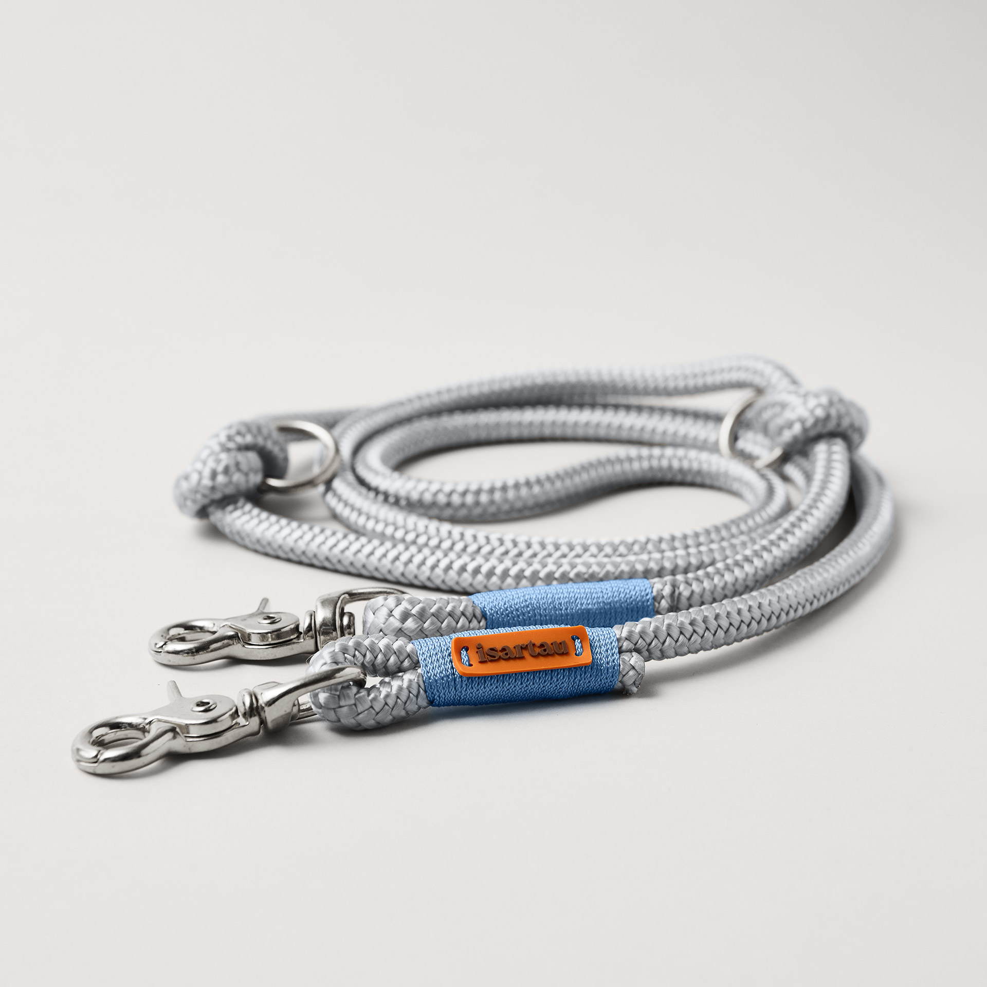 Tau Hundeleine in der Farbe Pebble Stone Hellblau 10 mm verstellbar mit silberfarbenen Karabinern, hellgraues Tau mit hellblauer Takelung