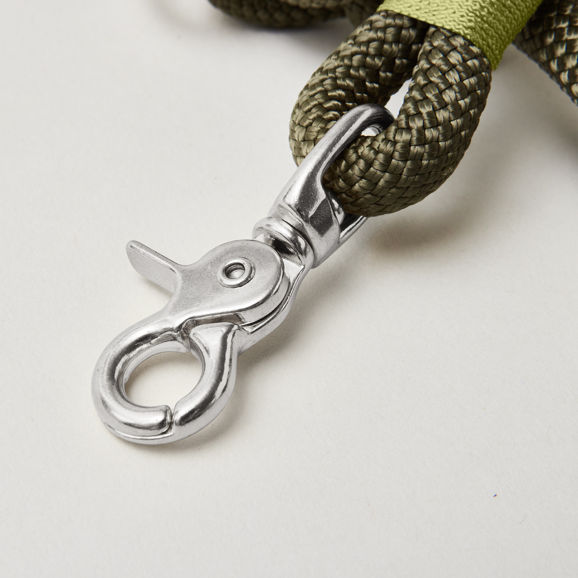 silberner Scherenkarabiner an Tauleine Olive Grove Moos