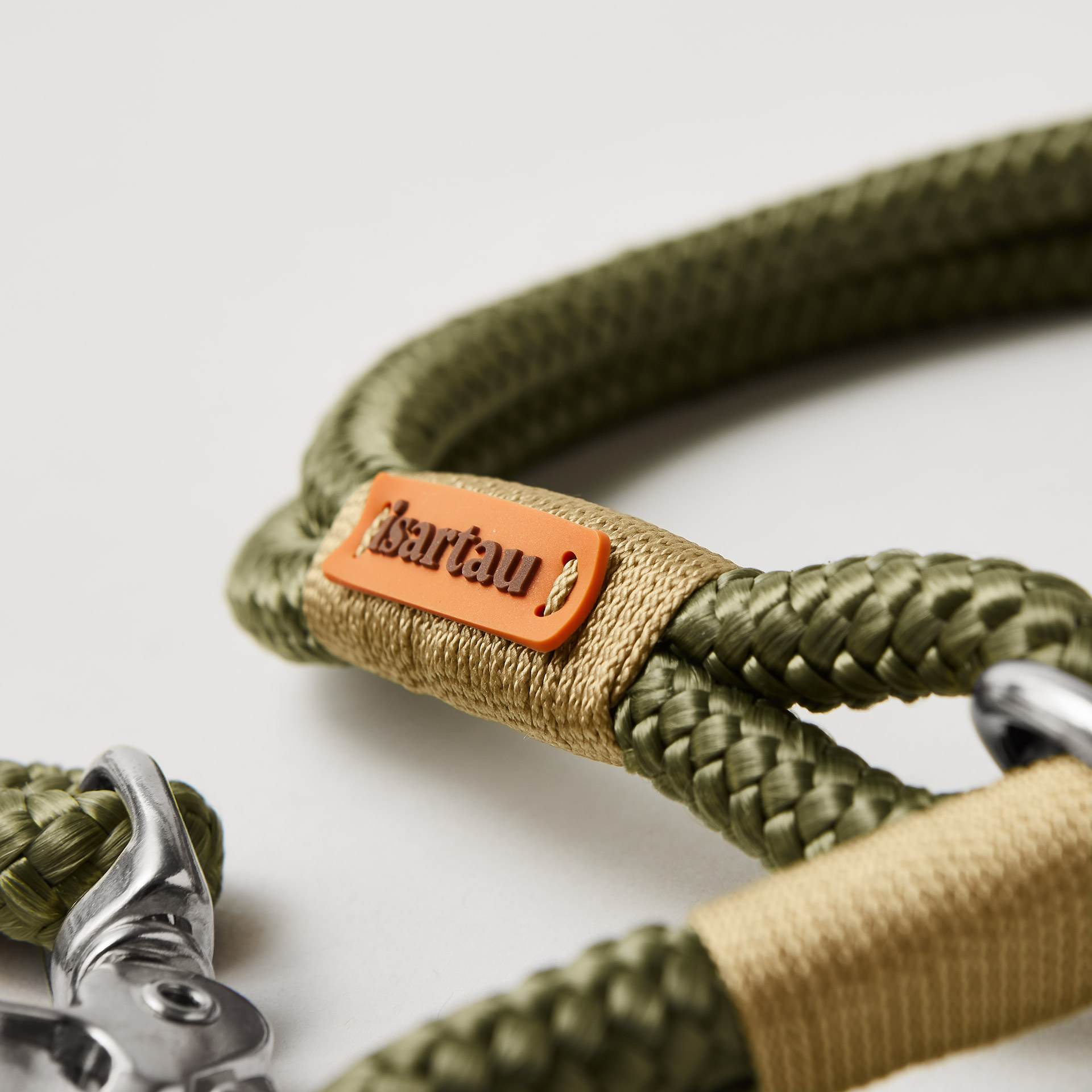 Detail Tauhalsband Zugstopp Olive Grove Gold mit silberfarbenen Beschlägen, olivgrünes Softtau mit goldfarbener Takelung