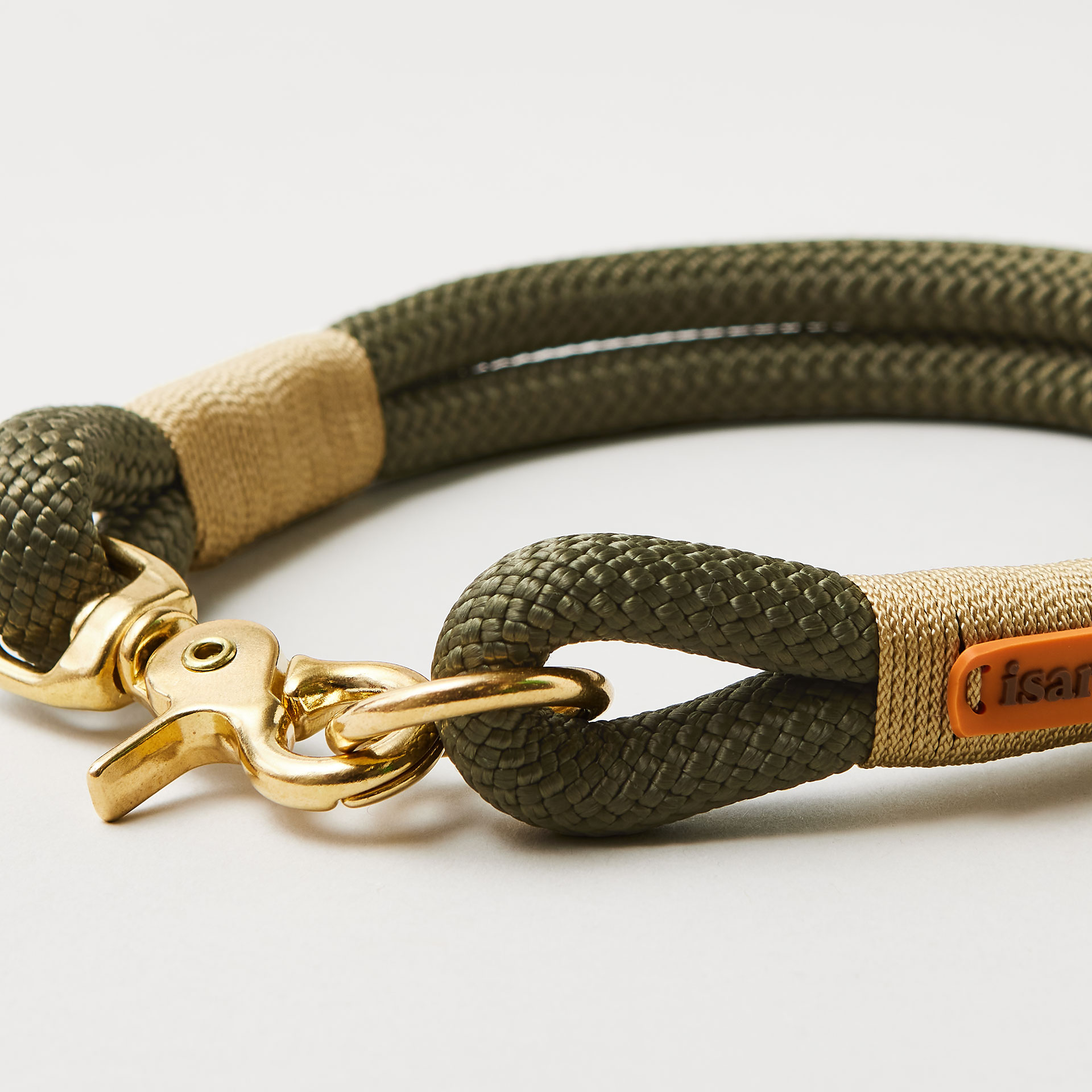 Detail Ring und Karabiner am Modell Feste Halsung Olive Grove Gold mit Messing-Beschlägen, olivgrünes Kletterseil mit goldfarbener Takelung