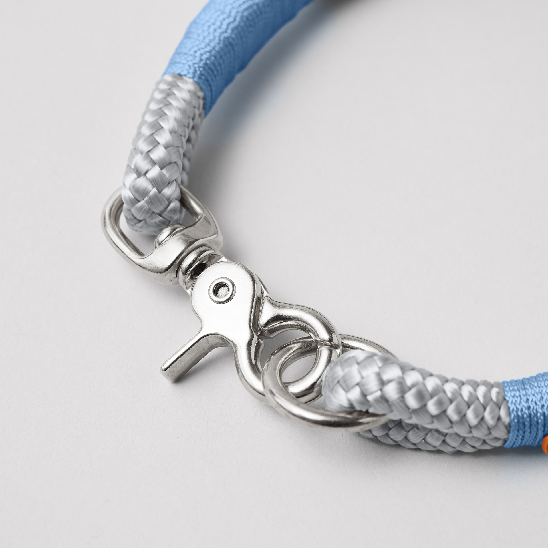 Detail silberfarbener Ring und Karabiner am Modell Feste Halsung Pebble Stone Hellblau, hellgraues Tau mit hellblauer Takelung