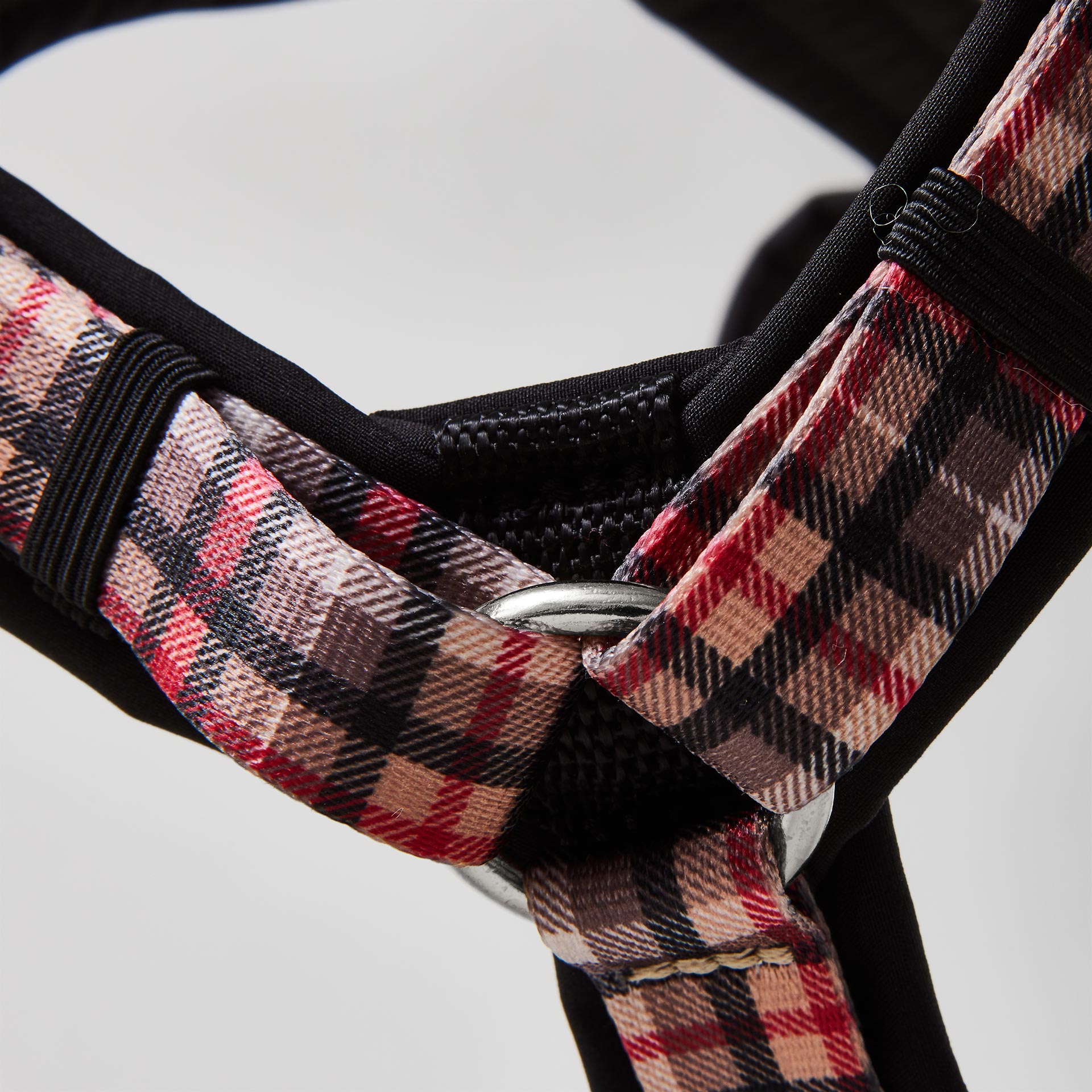 Detailaufnahme der Polsterung des Y-Brustgeschirrs im Design „Flaneur“ aus beigem Softshell-Stoff mit Karomuster.