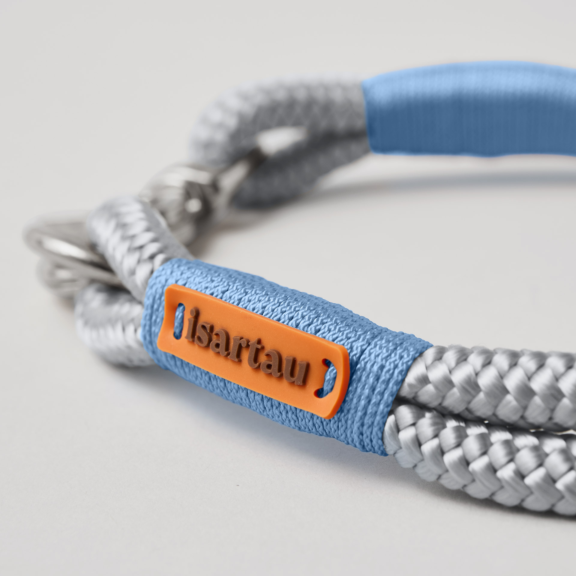 Detail silberfarbener Ring und Karabiner am Modell Feste Halsung Pebble Stone Hellblau, hellgraues Tau mit hellblauer Takelung