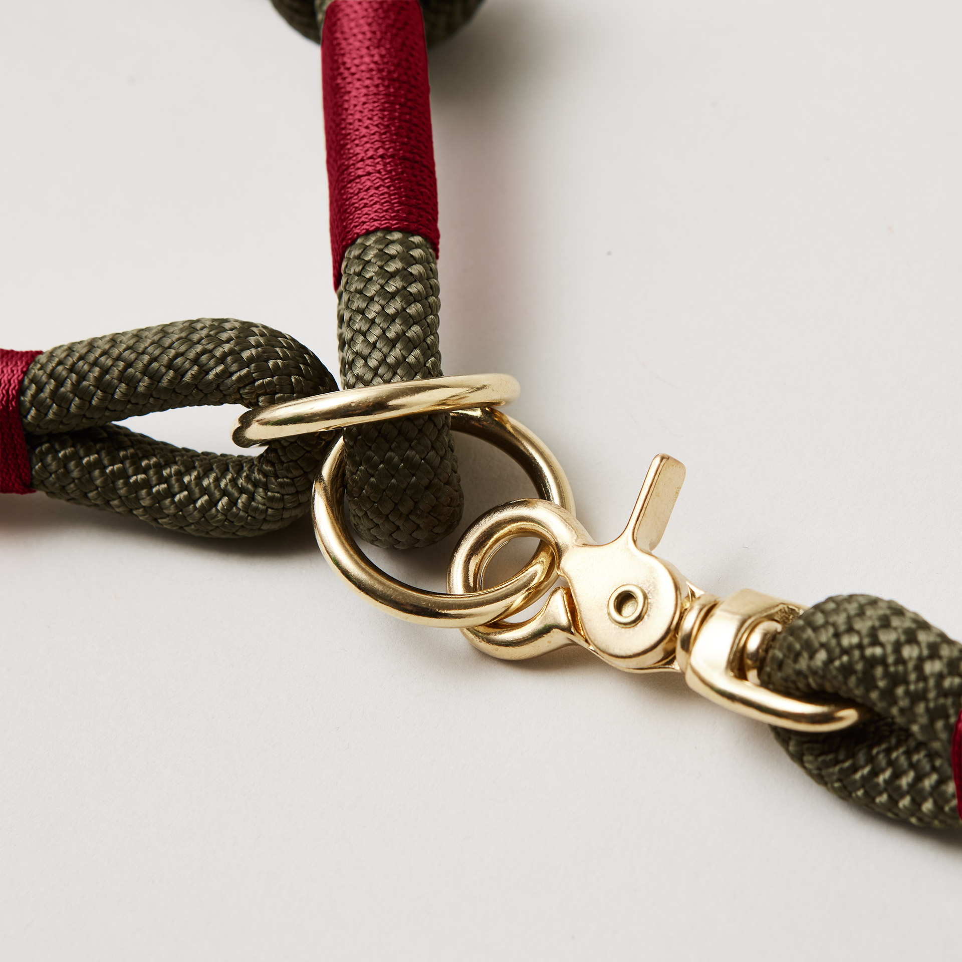 Detail Zugstopp Halsband mit Tauleine Olive Grove Burgunder, olivfarbenes Kletterseil mit burgunderfarbener Takelung Fokus auf Messingringe und Karabiner