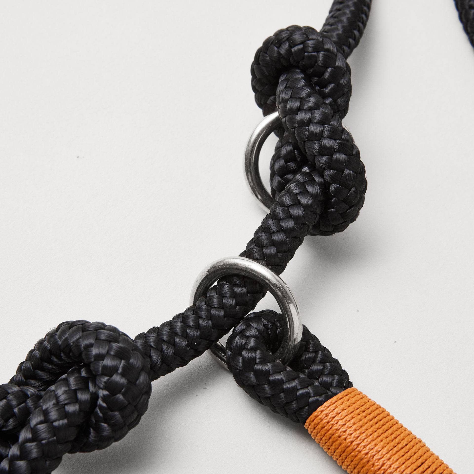 Detail Retrieverleine Black Mamba Rost Orange mit verstellbaren Knoten für Hals- und Kopfumfang, silberne Beschläge, schwarzes Tau mit rost-oranger Takelung