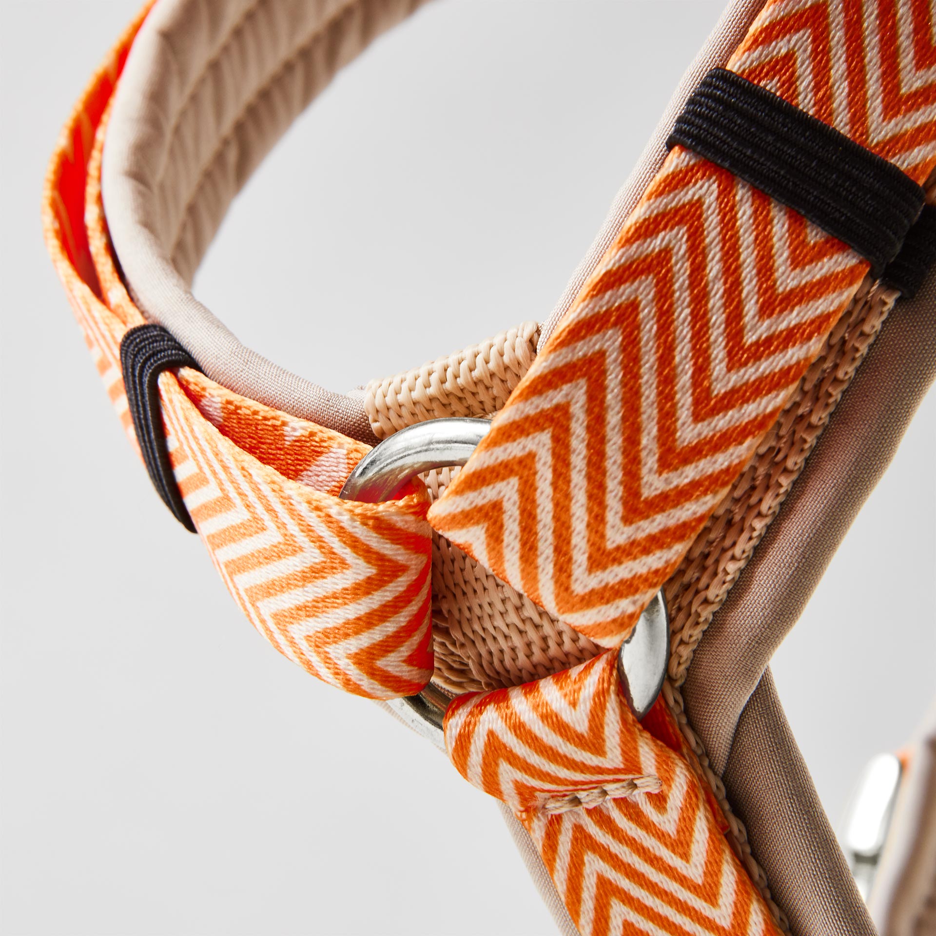 Detailaufnahme Polsterung des Y-Brustgeschirr im Design Tänzer aus beigem Softshell Stoff