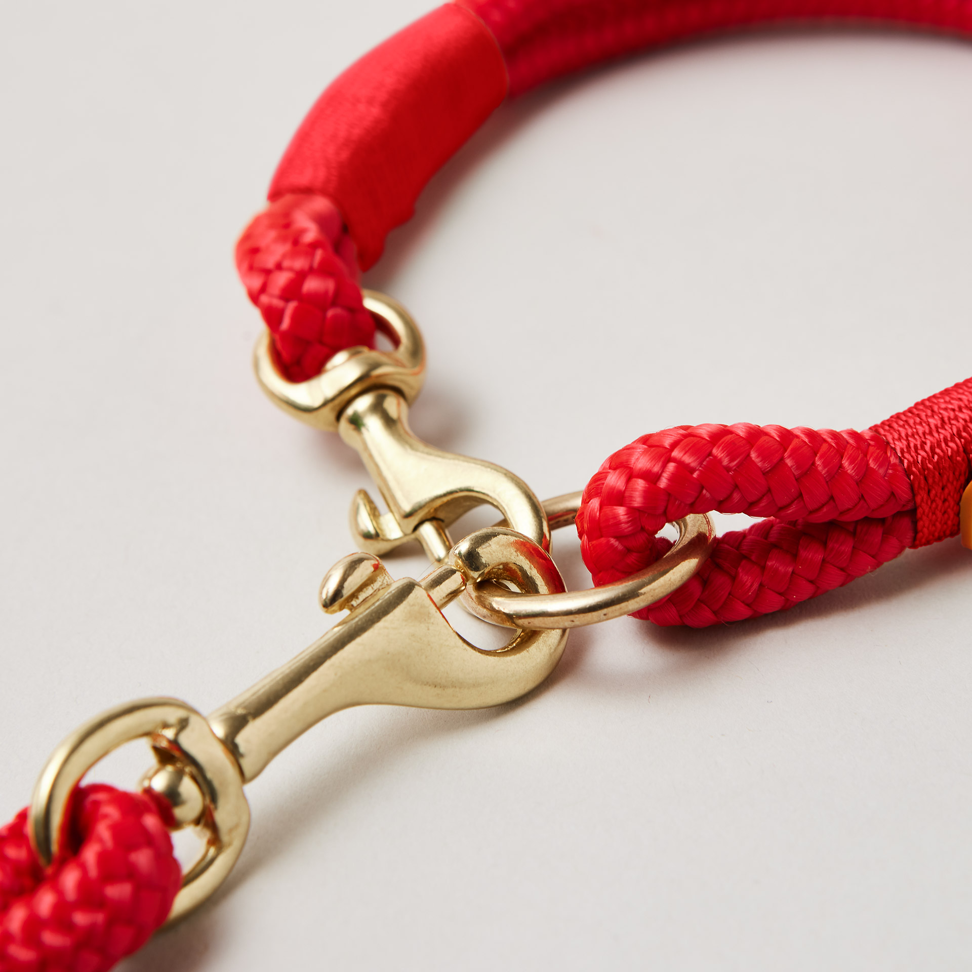 Detail vom Verschluss mit goldfarbenem Ring und Bolzenkarabinern am Tauset Red Fairy Rot