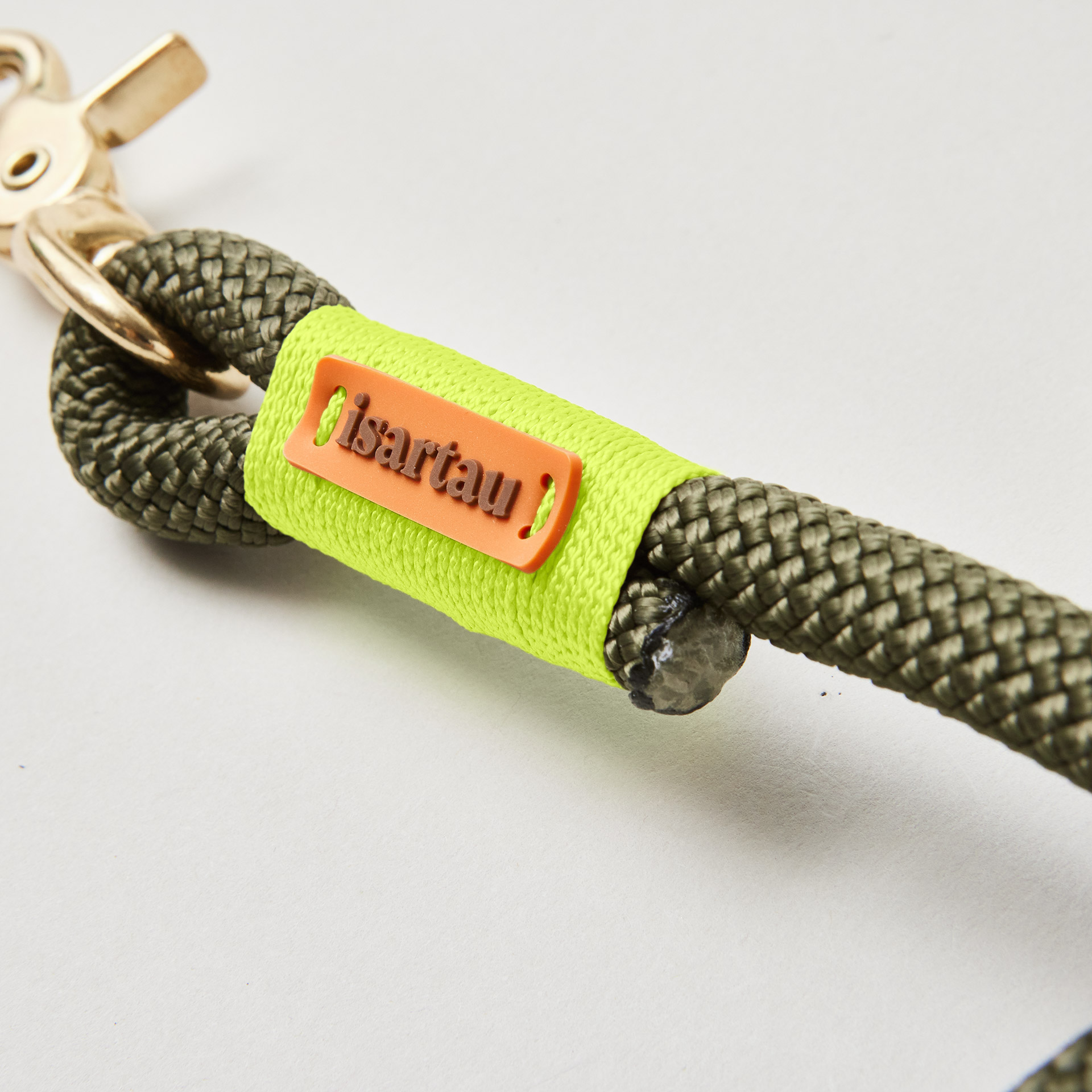 Detail isartau-Logo auf olivgrünem Kletterseil und neongelber Takelung
