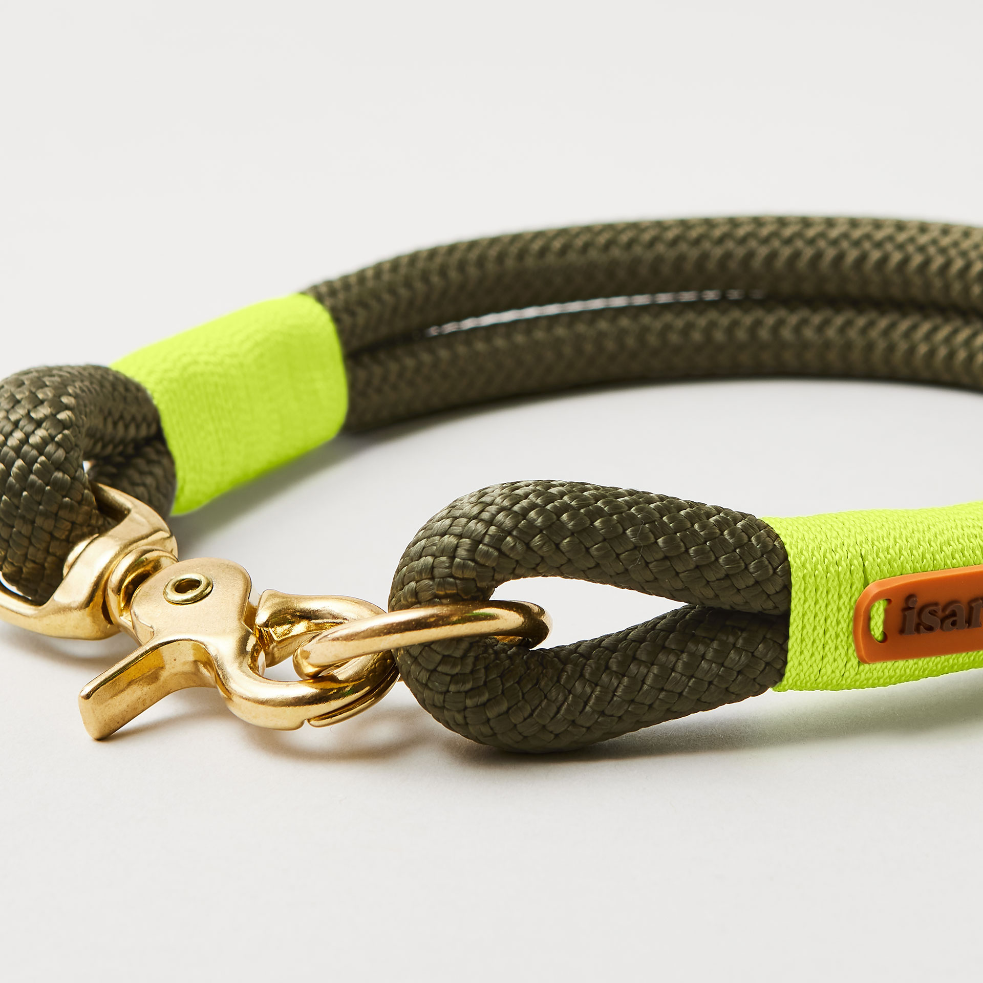 Detail Ring und Scherenkarabiner am Modell Feste Halsung Olive Grove Neongelb mit Messing-Beschlägen, olivfarbenes Kletterseil mit neongelber Takelung