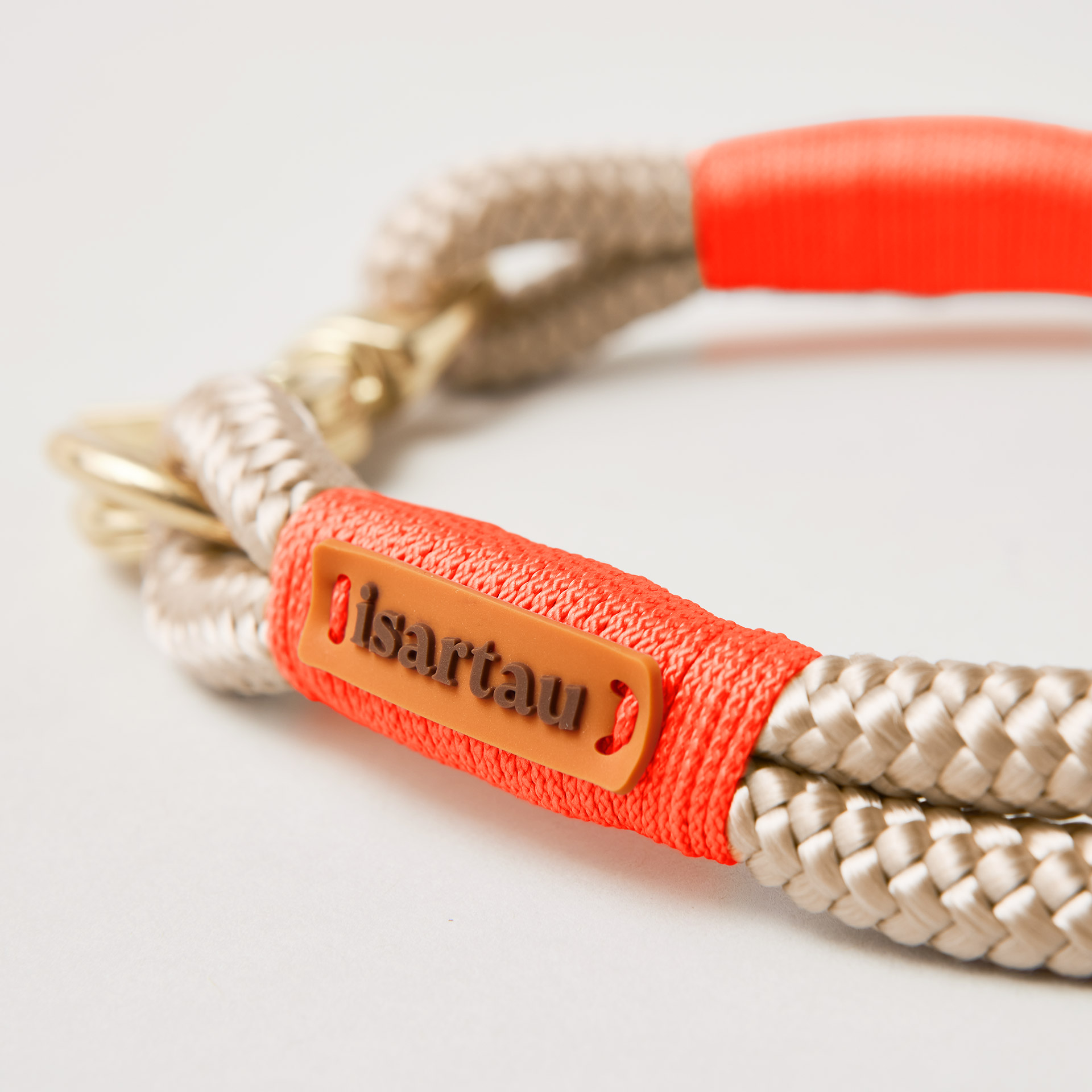 isartau Logo auf beigem Softtau Wood Owl Neonorange mit Messing-Beschlägen, beiges Tau mit neonoranger Takelung