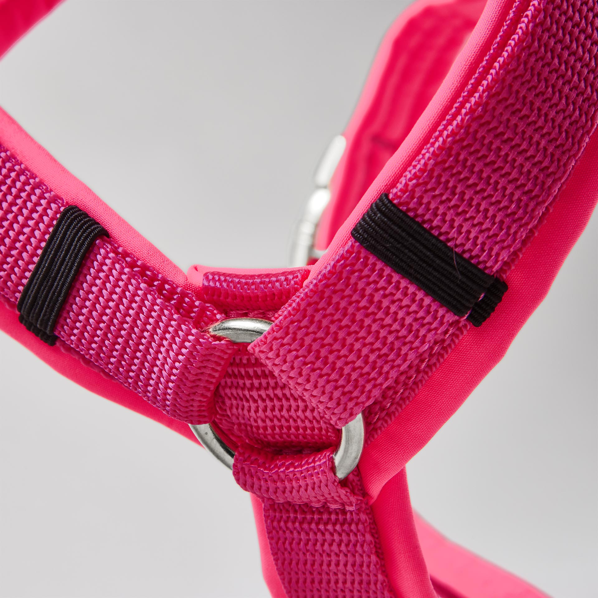 Gepolstertes Hundegeschirr in Y-Form in Neonpink mit silberfarbenen Beschlägen