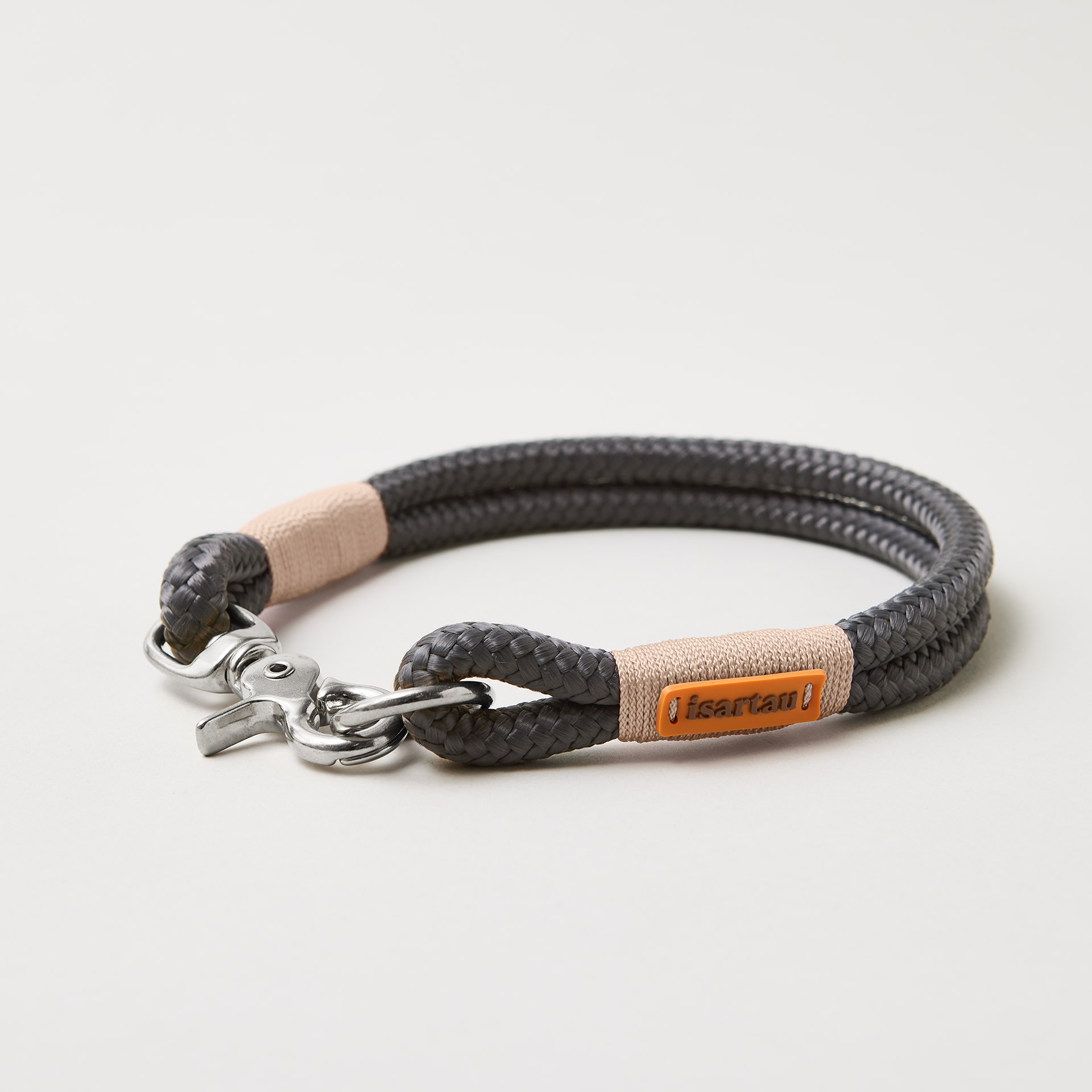 Feste Halsung aus Tau in der Farbe Heavens Rock, 10 mm mit silberfarbenen Beschlägen, dunkelgraues Tau mit beiger Takelung
