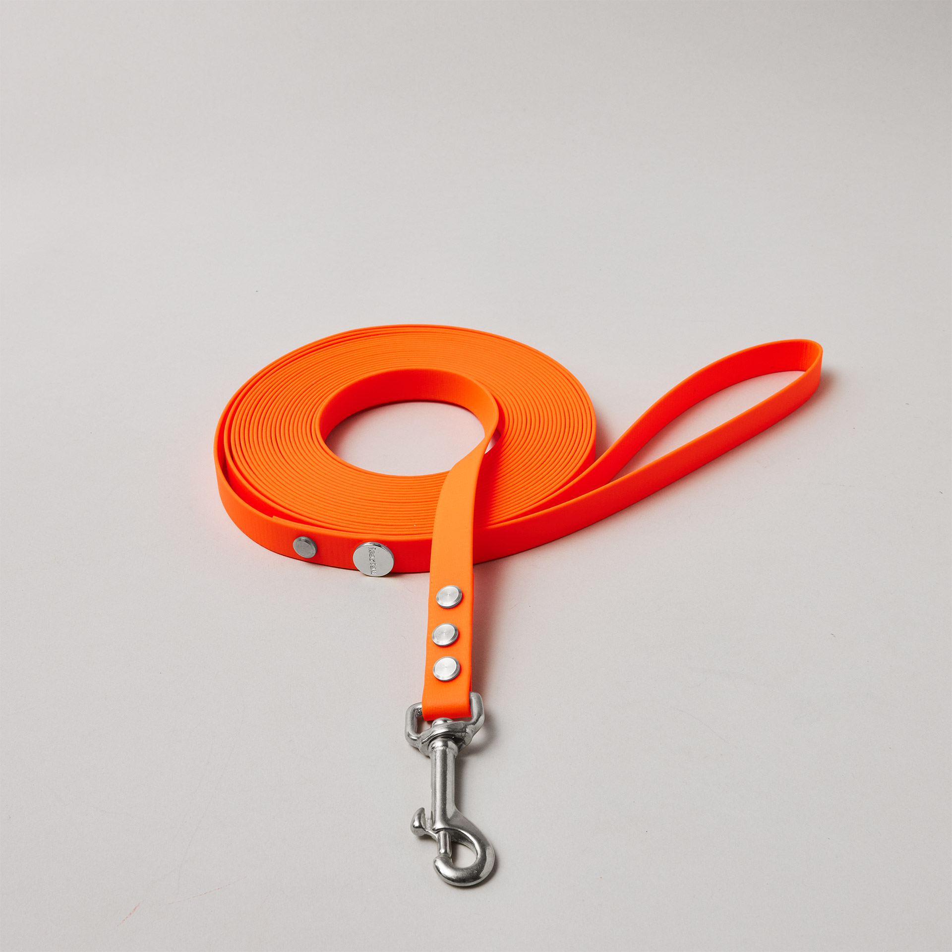 Schleppleine mit Handschlaufe in Neonorange, Bolzenkarabiner aus Edelstahl, 16mm breit
