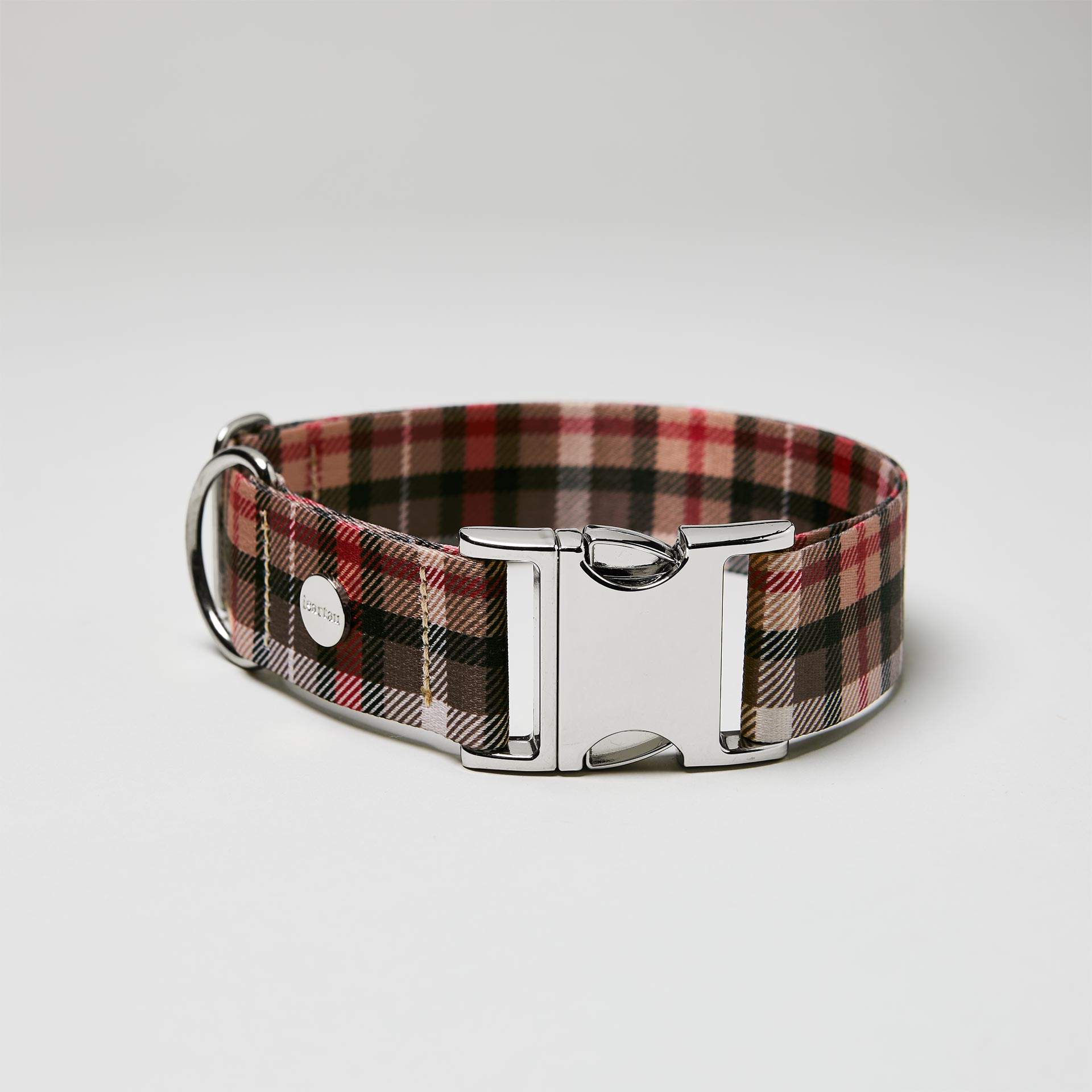 Verstellbares Halsband „Flaneur“ silberfarben, Gurtband im Karomuster in Beige, Schwarz und Rot.