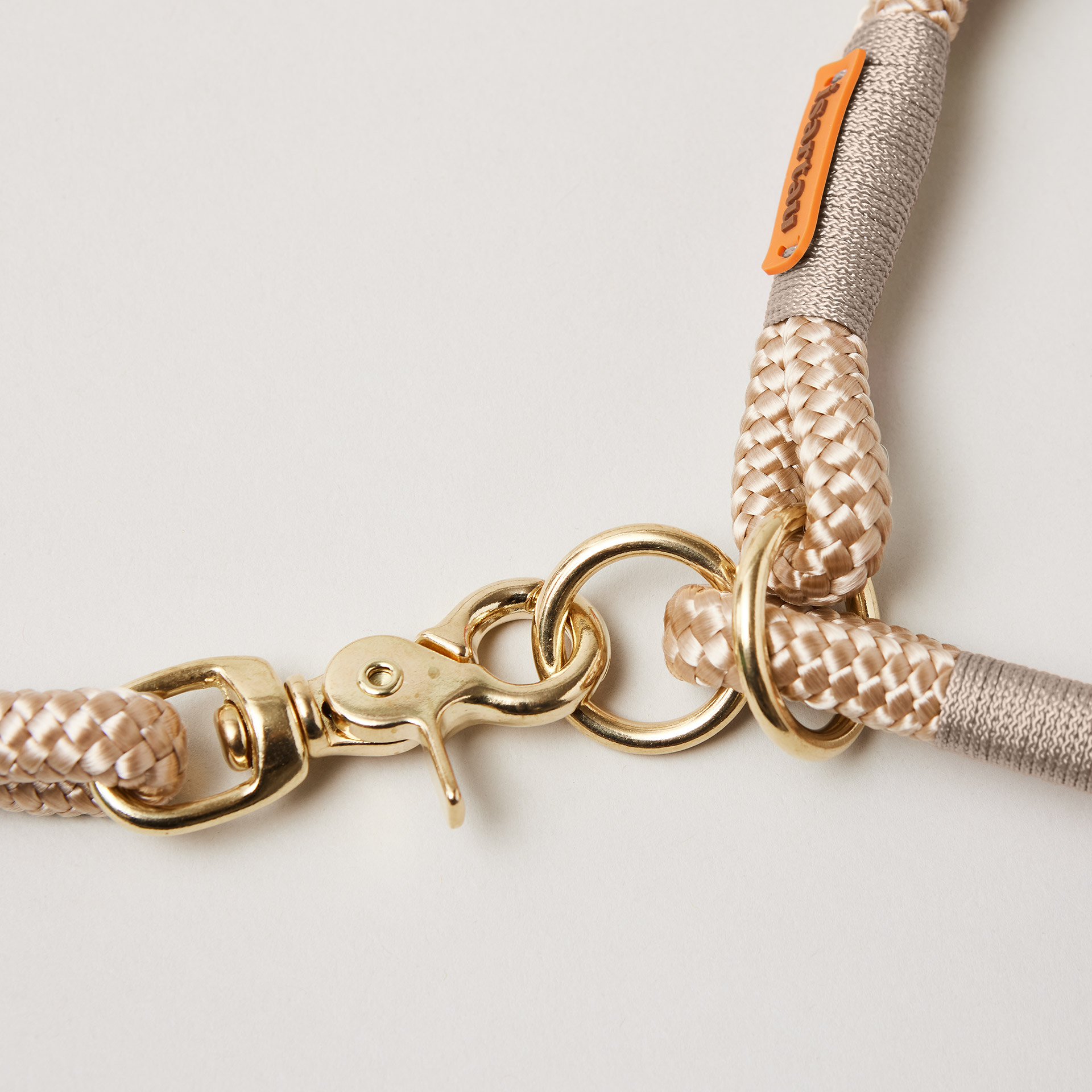 Detail Tauhalsband und Tauleine in der Farbe Wood Owl Sand mit Messing-Beschlägen, Beige und Sand