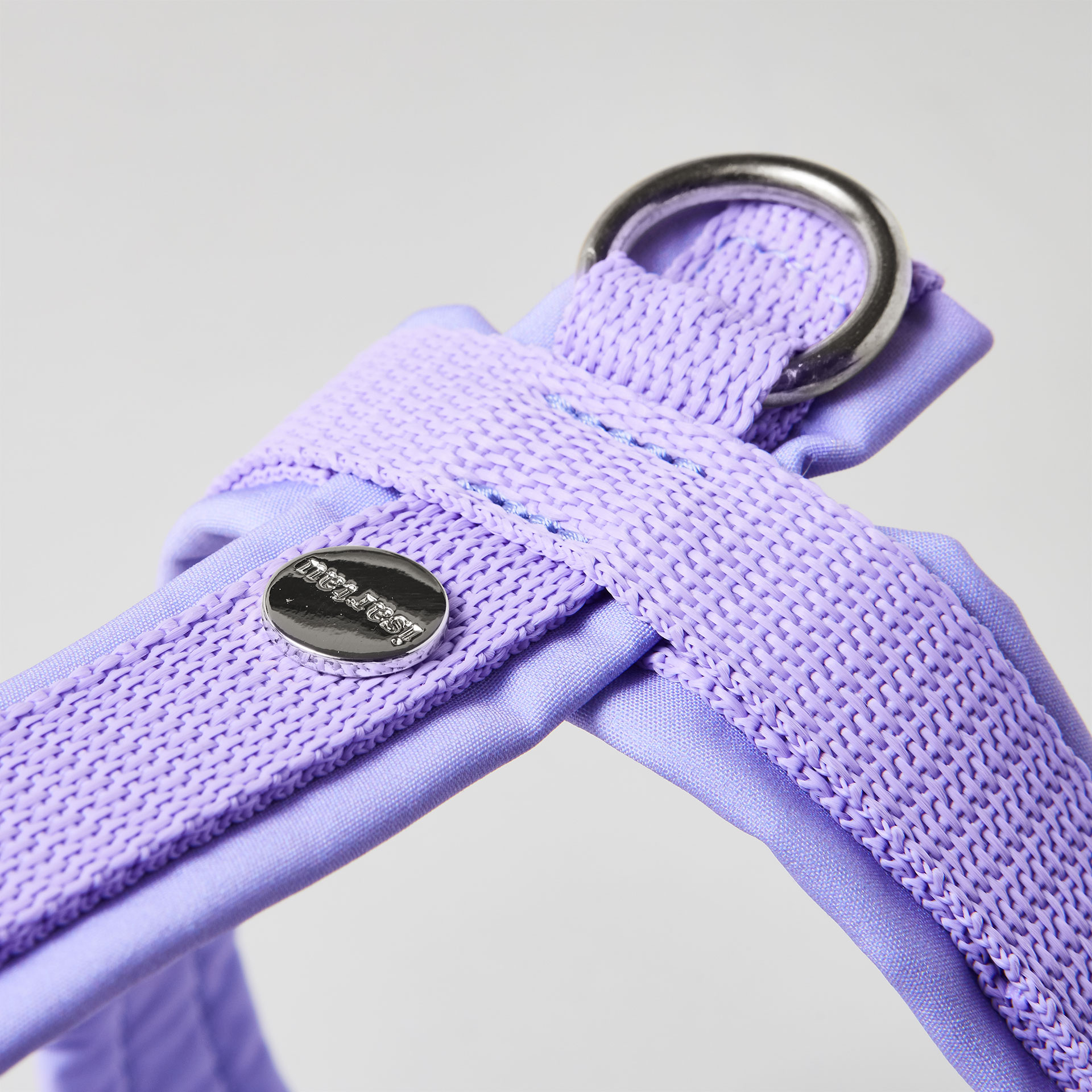 Rückenstück des lavendelfarbenen Hundegeschirrs mit gepolstertem O-Ring zum Einhaken des Karabiners und Logo-Niete