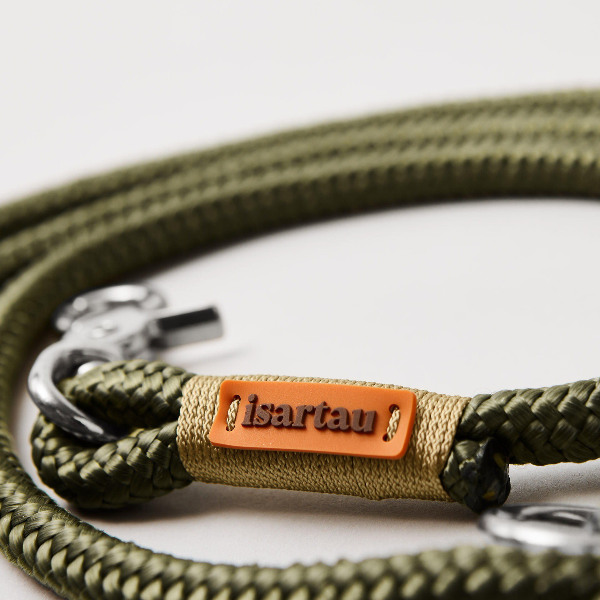 Detail isartau-Logo auf olivgrünem Softtau und goldfarbener Takelung