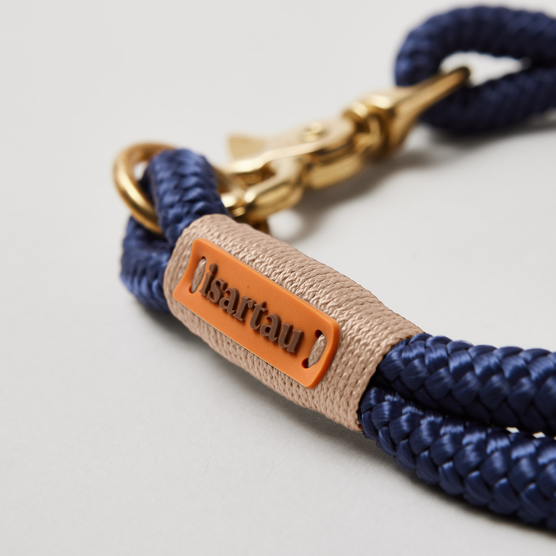 Detail Ring und Scherenkarabiner am Modell Feste Halsung, Farbe Indigo Sea Beige mit Messingbeschlägen, dunkelblaues Tau mit beiger Takelung