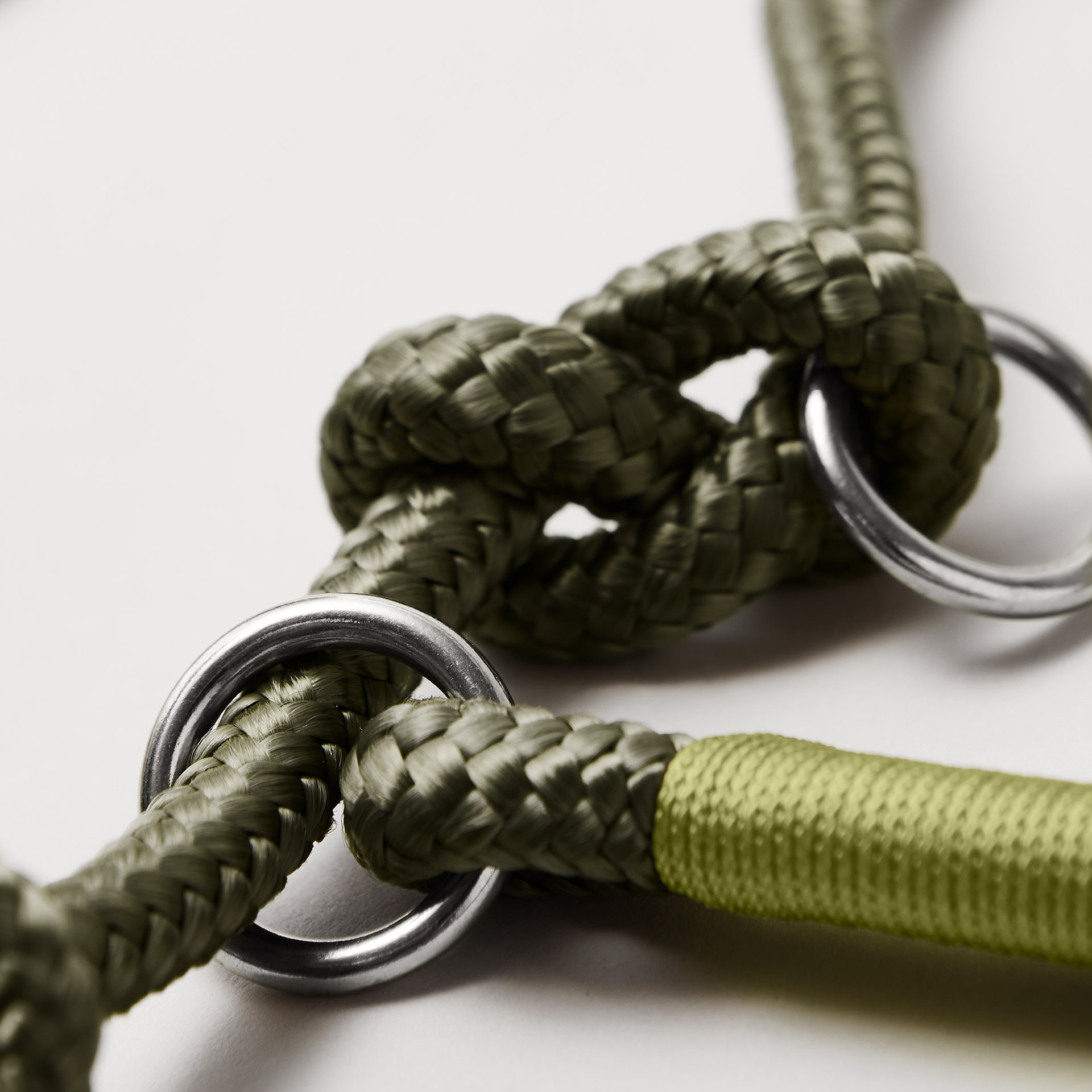 Detail Retrieverleine Olive Grove Moos mit verstellbaren Knoten für Hals- und Kopfumfang, silbernen Beschlägen, olivfarbenes Tau mit moosgrüner Takelung