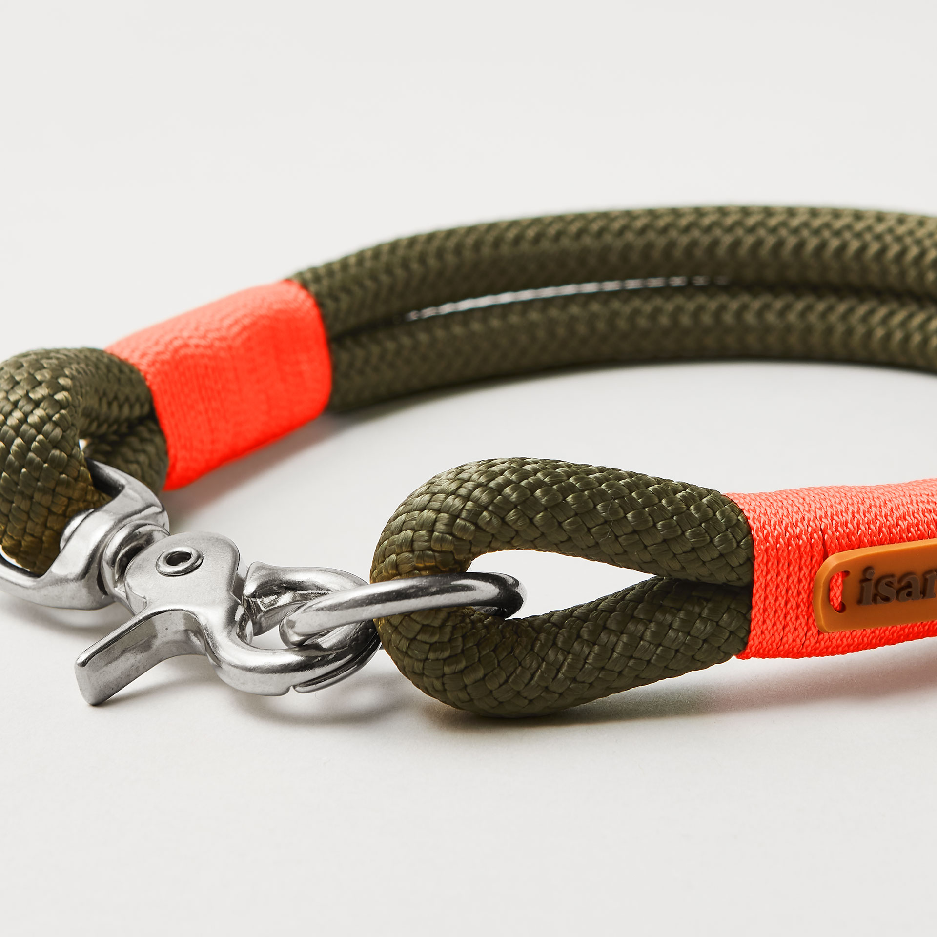Detail Ring und Scherenkarabiner am Modell Feste Halsung Olive Grove Neonorange mit silbernen Beschlägen, olives Kletterseil mit neonoranger Takelung