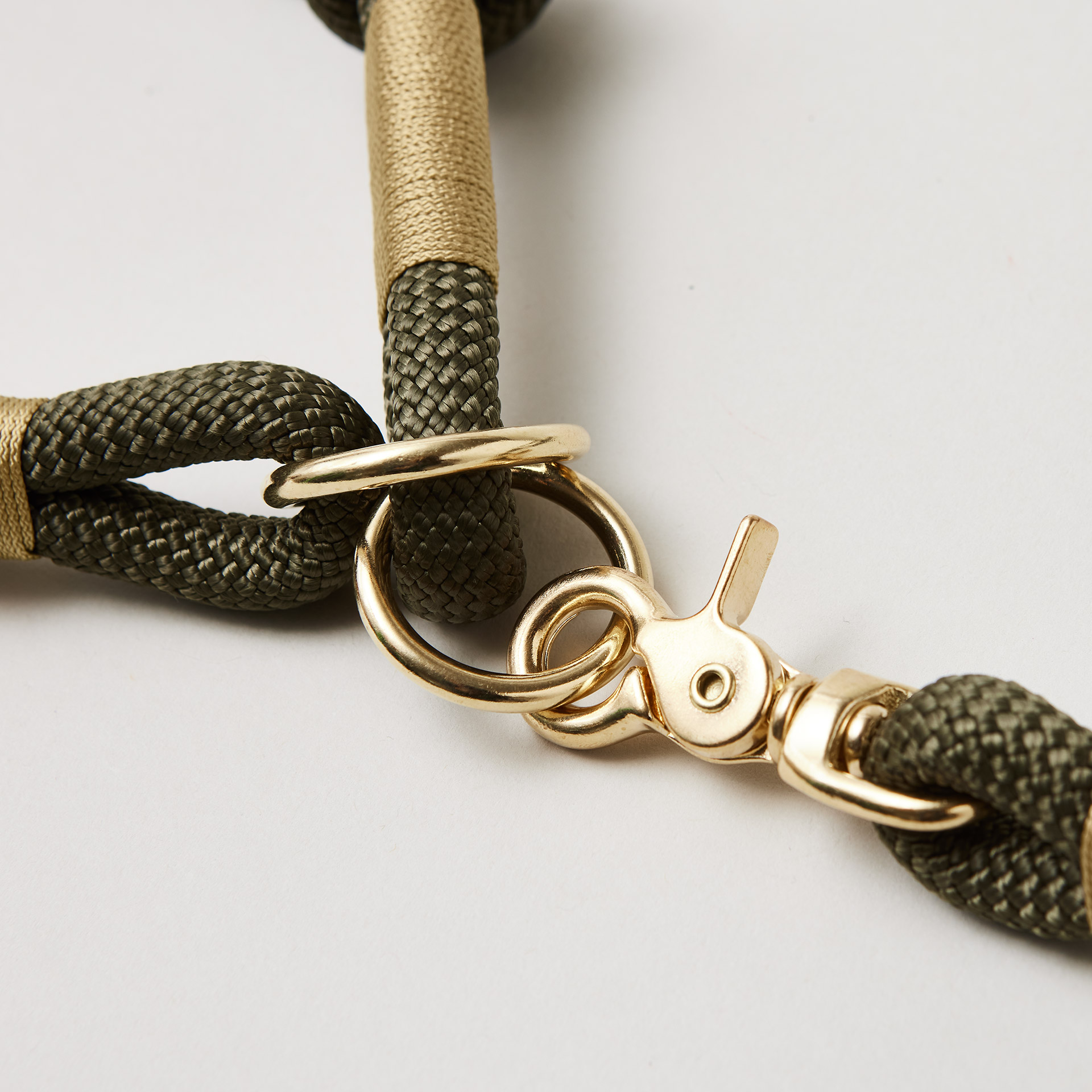Detail Zugstopp Halsband mit Tauleine Olive Grove Gold, olivgrünes Kletterseil mit goldfarbener Takelung Fokus auf Messingringe und Karabiner