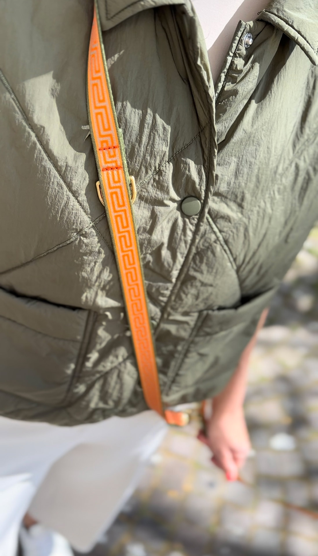 Detailaufnahme an Menschen: Designerleine Wellenbrecher