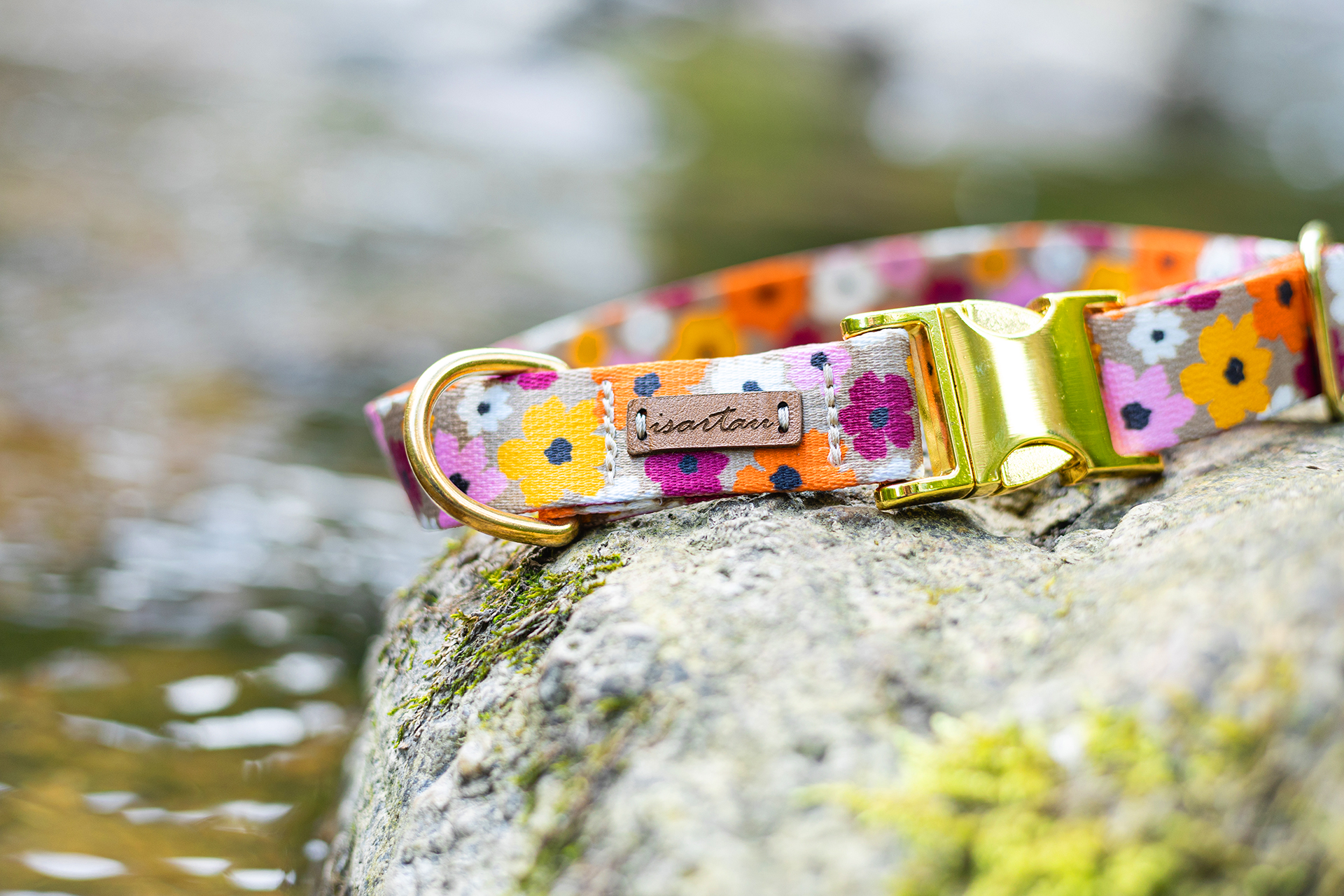 Halsband Blumenmeer  liegt dekorativ am Bachrand