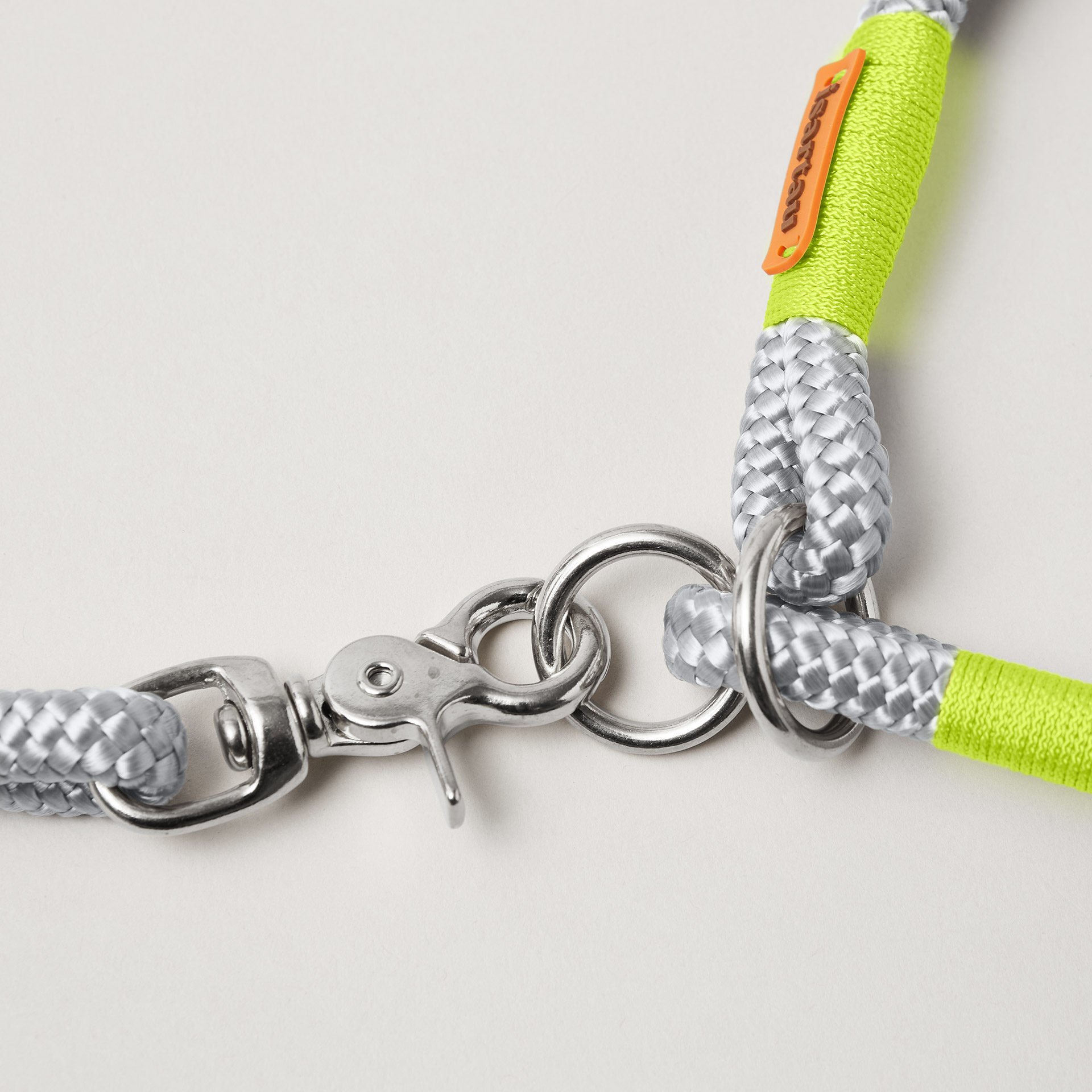 Detail Tauset Pebble Stone Neongelb mit silberfarbenen Beschlägen, hellgraues Tau mit neongelber Takelung