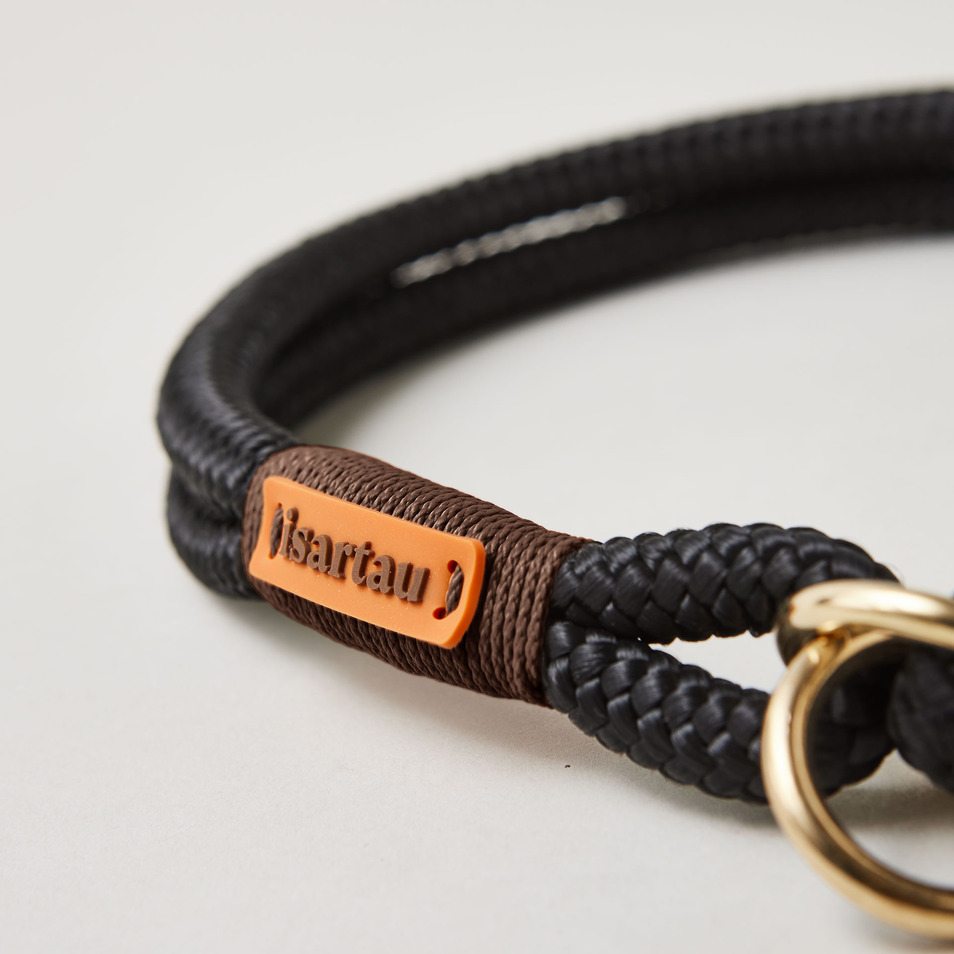 Detail Tauhalsband Zugstopp Black Mamba Dunkelbraun mit Messing-Beschlägen, schwarzes Tau mit dunkelbrauner Takelung