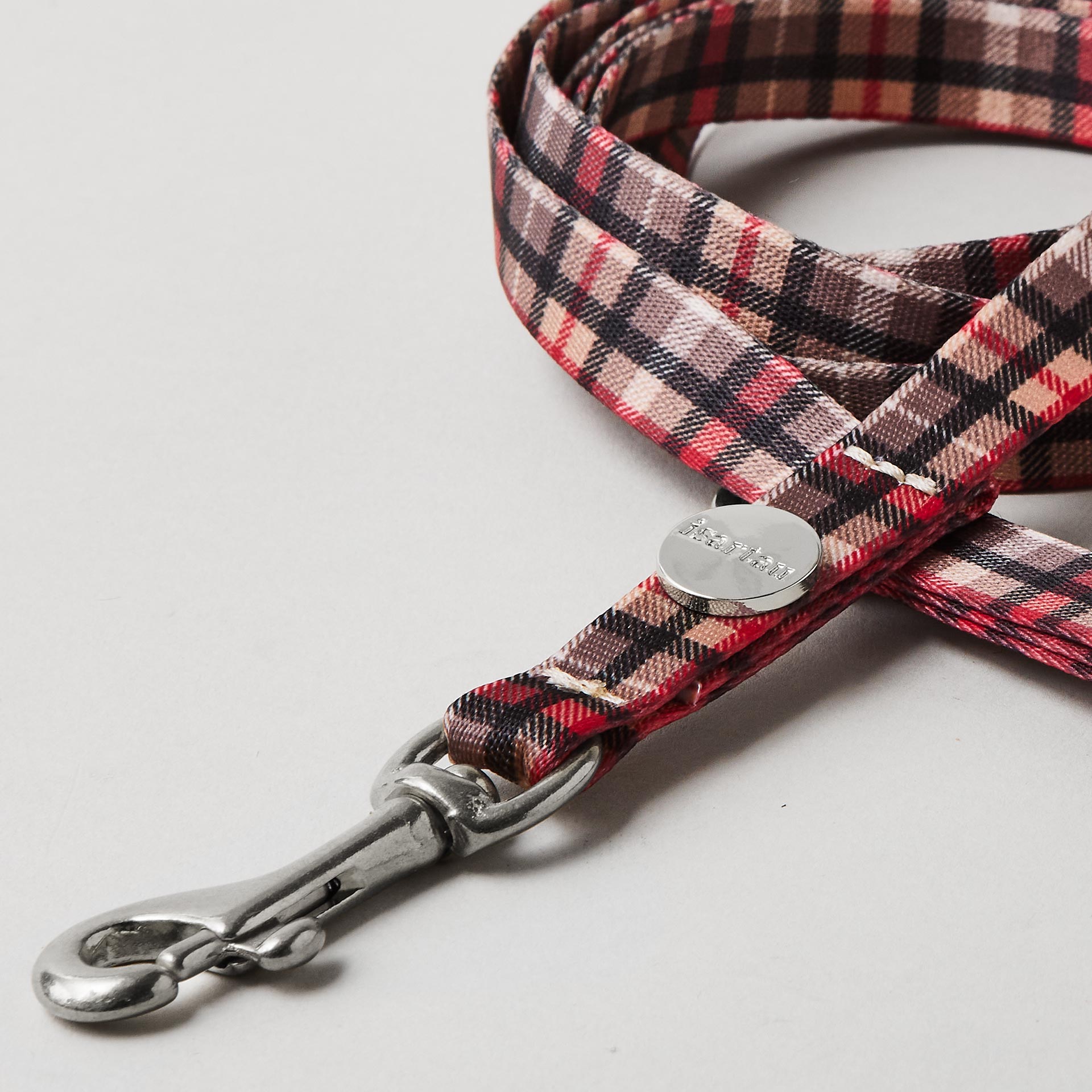 Detail schmale Hundeleine „Flaneur“, Gurtband mit Karo-Aufdruck in 15 mm Breite, silberfarbene Mini-Karabiner.