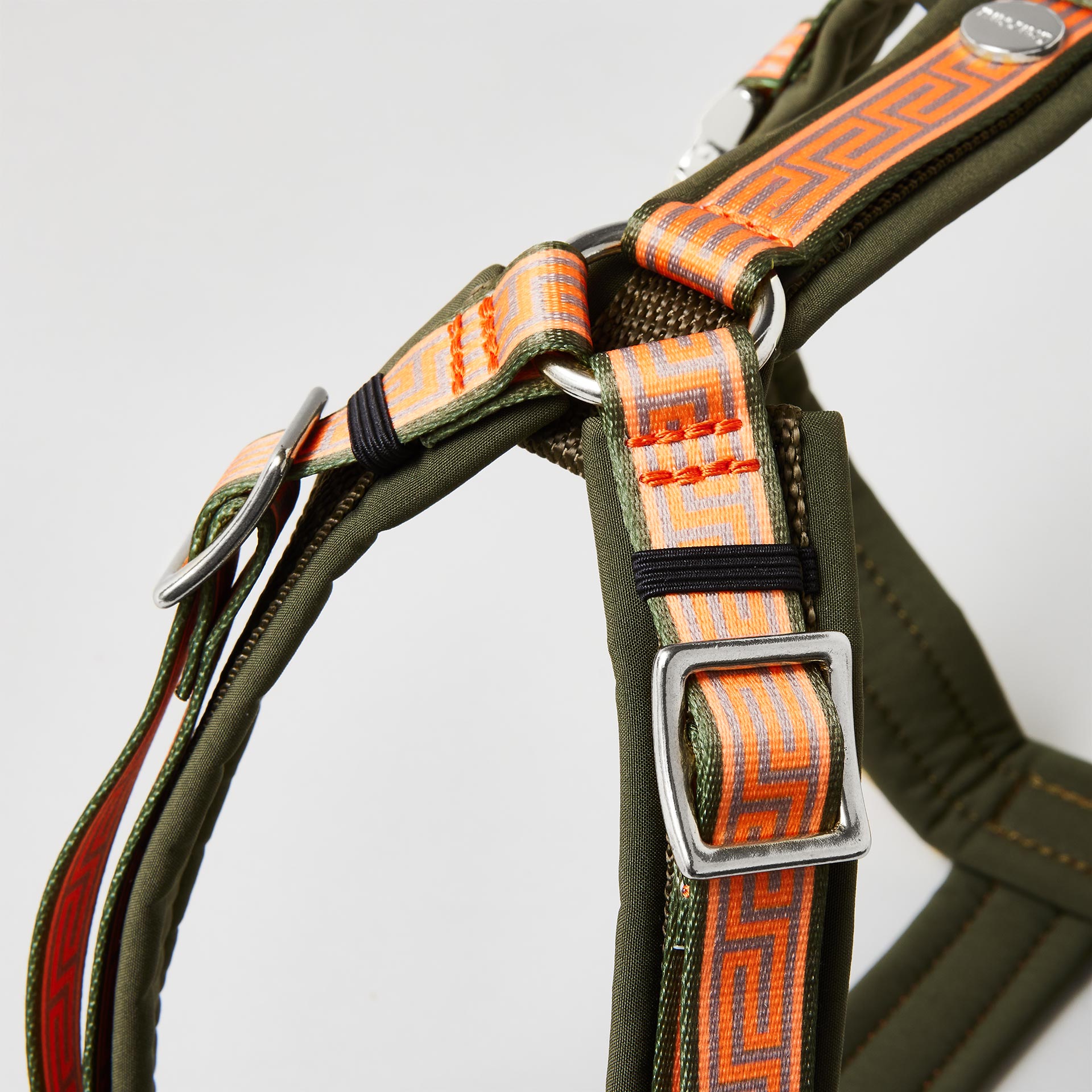 Detail verstellbares gepolstertes Hundegeschirr Wellenbrecher mit silberfarbenem Gurtbandschieber zur Größenanpassung