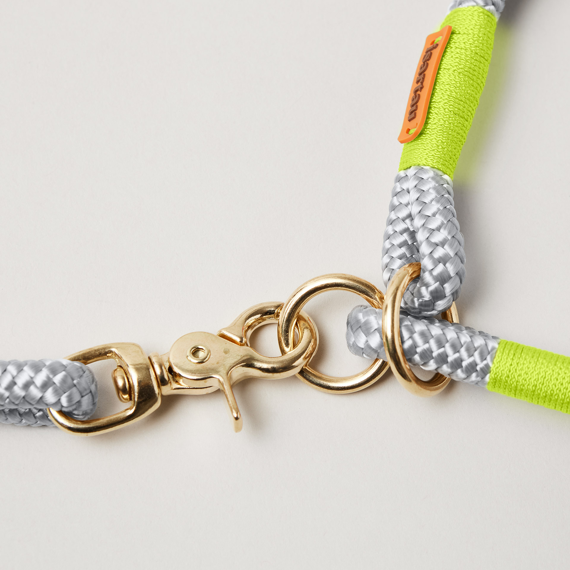 Detail Tauset Pebble Stone Neongelb mit Messing-Beschlägen, hellgraues Tau mit neongelber Takelung