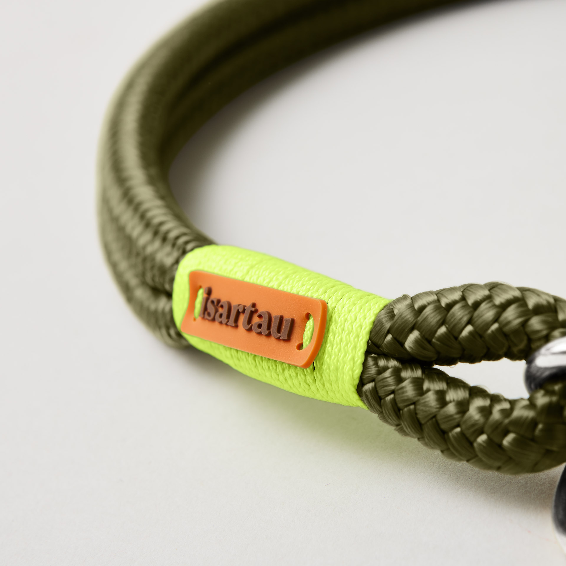 Olivfarbenes Tauhalsband mit neongelben Takel