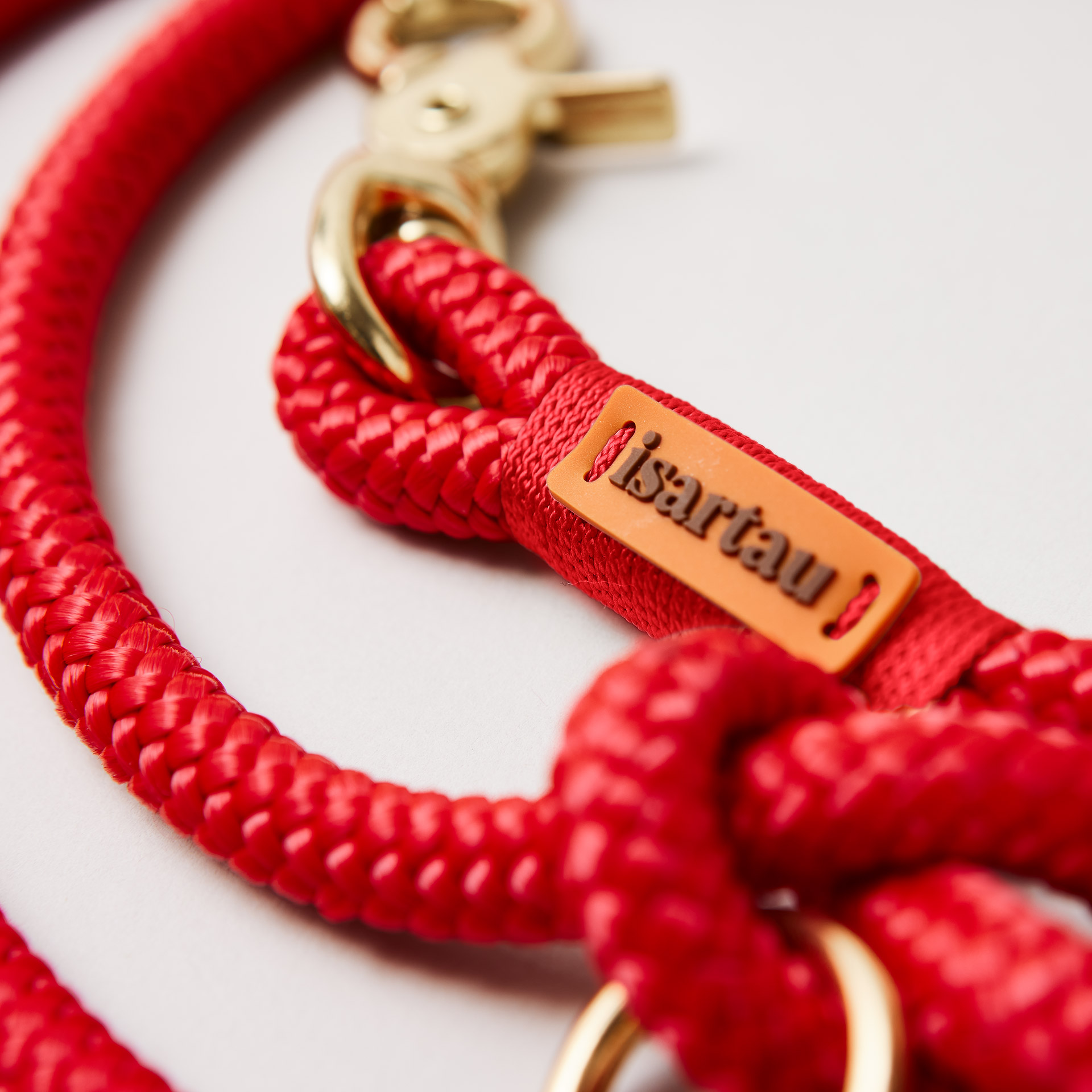 isartau-Logo auf rotem Tau und roter Takelung bei der Farbvariante Red Fairy Rot