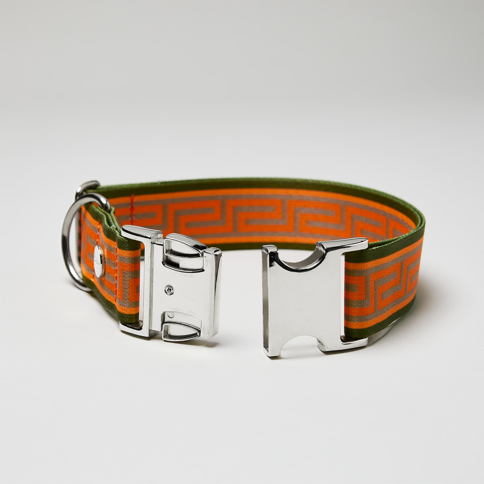 Halsband Wellenbrecher mit offener silberfarbener Steckschließe, Gurtband im Mäander Muster in Orange Oliv