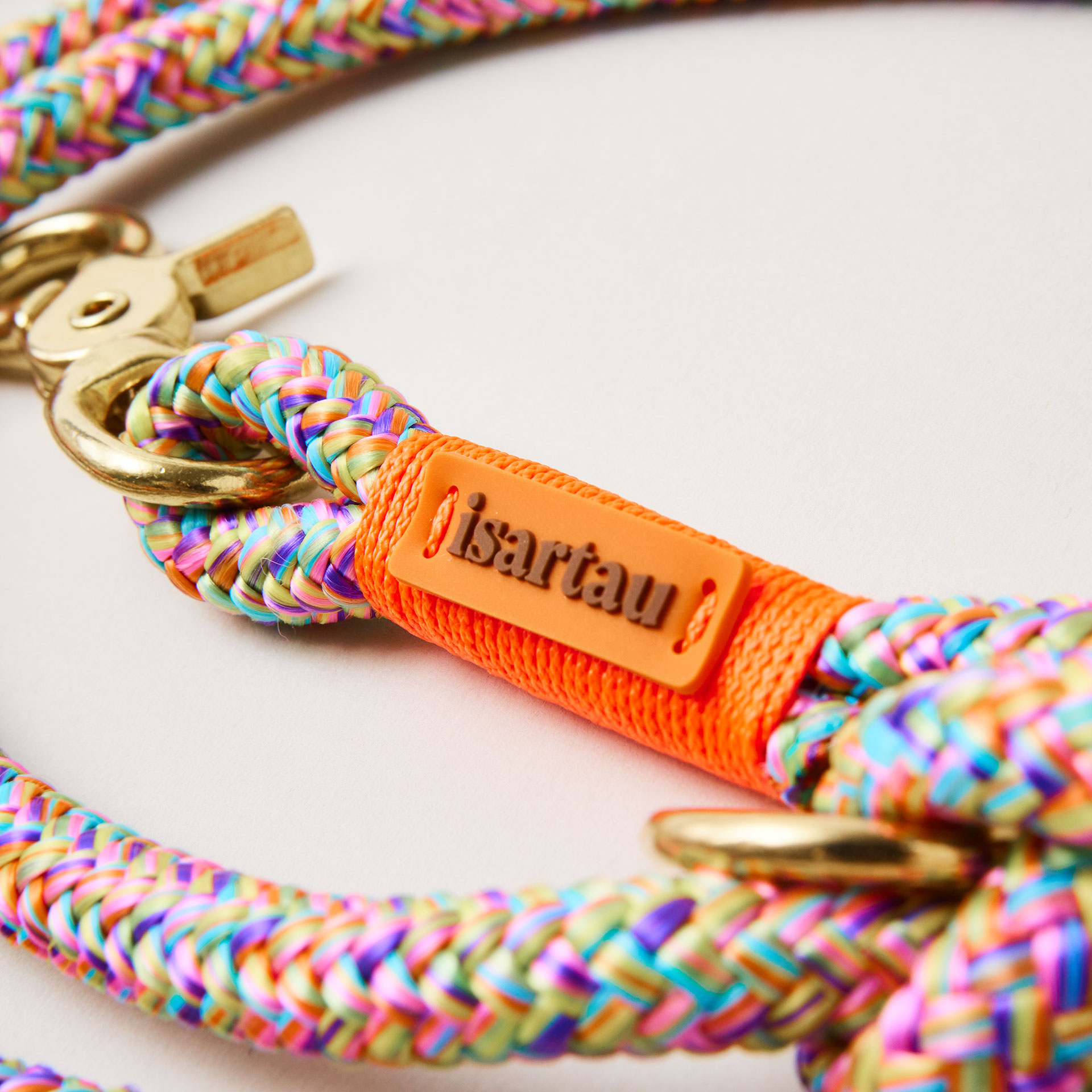 Detail isartau-Logo, feine Gravur auf buntem Tau und neonoranger Takelung