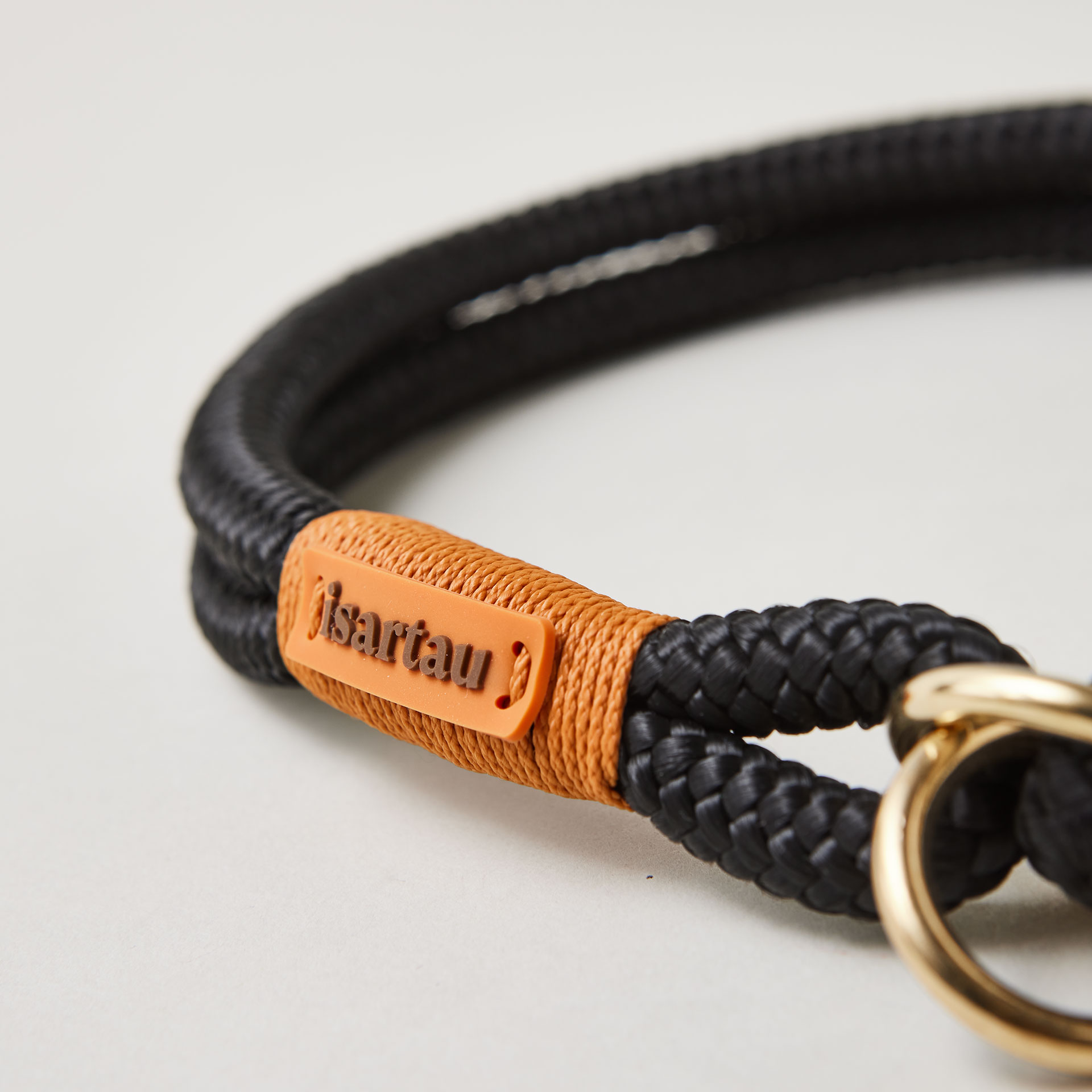 Detail Tauhalsband Zugstopp Black Mamba Rost Orange mit Messing-Beschlägen, schwarzes Tau mit rost-oranger Takelung